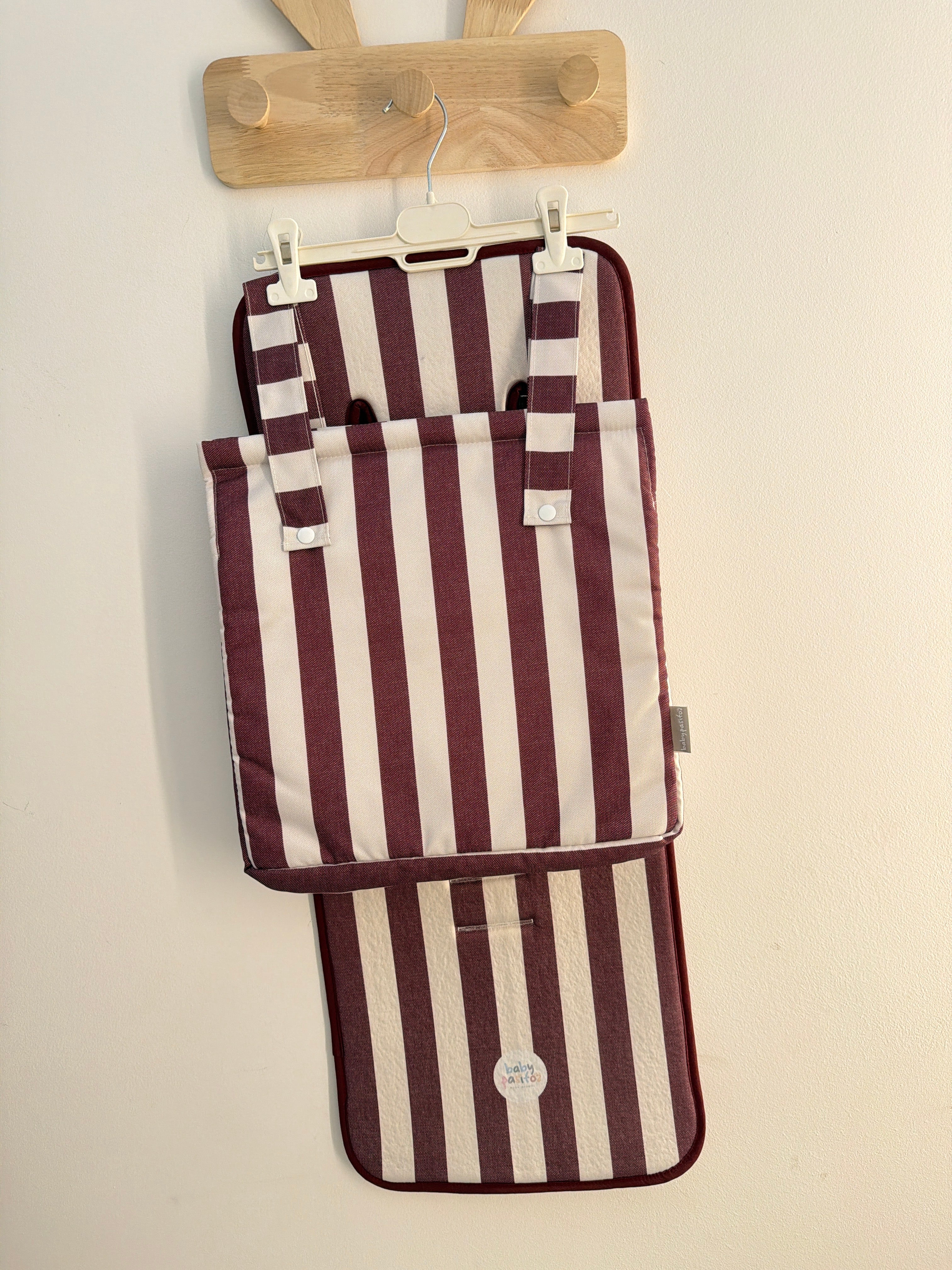 Conjunto colchoneta + bolso burdeos universal