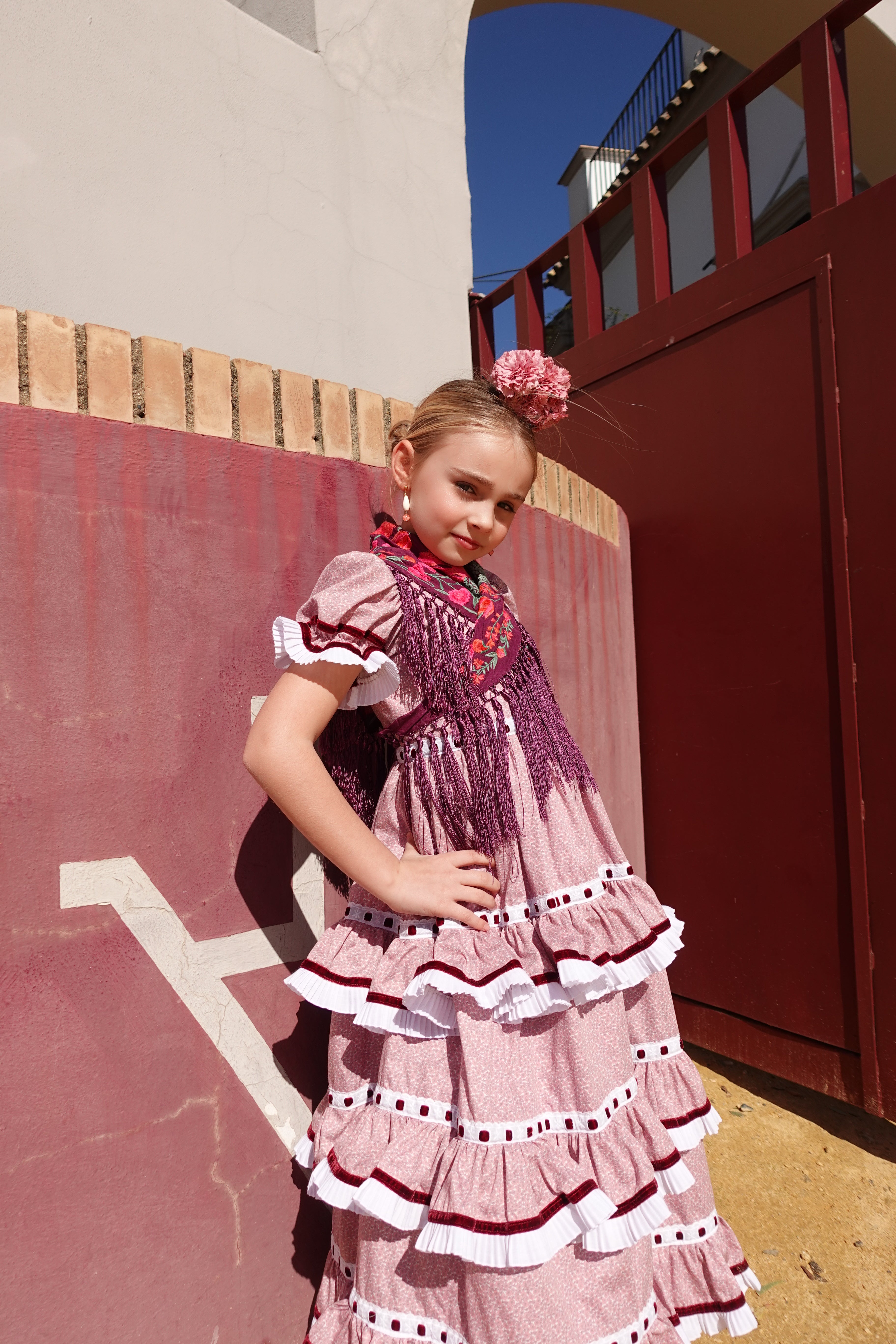 VESTIDO CANASTERA ROSA CON CINTA BURDEOS
