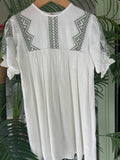 Vestido blanco con rayas verdes