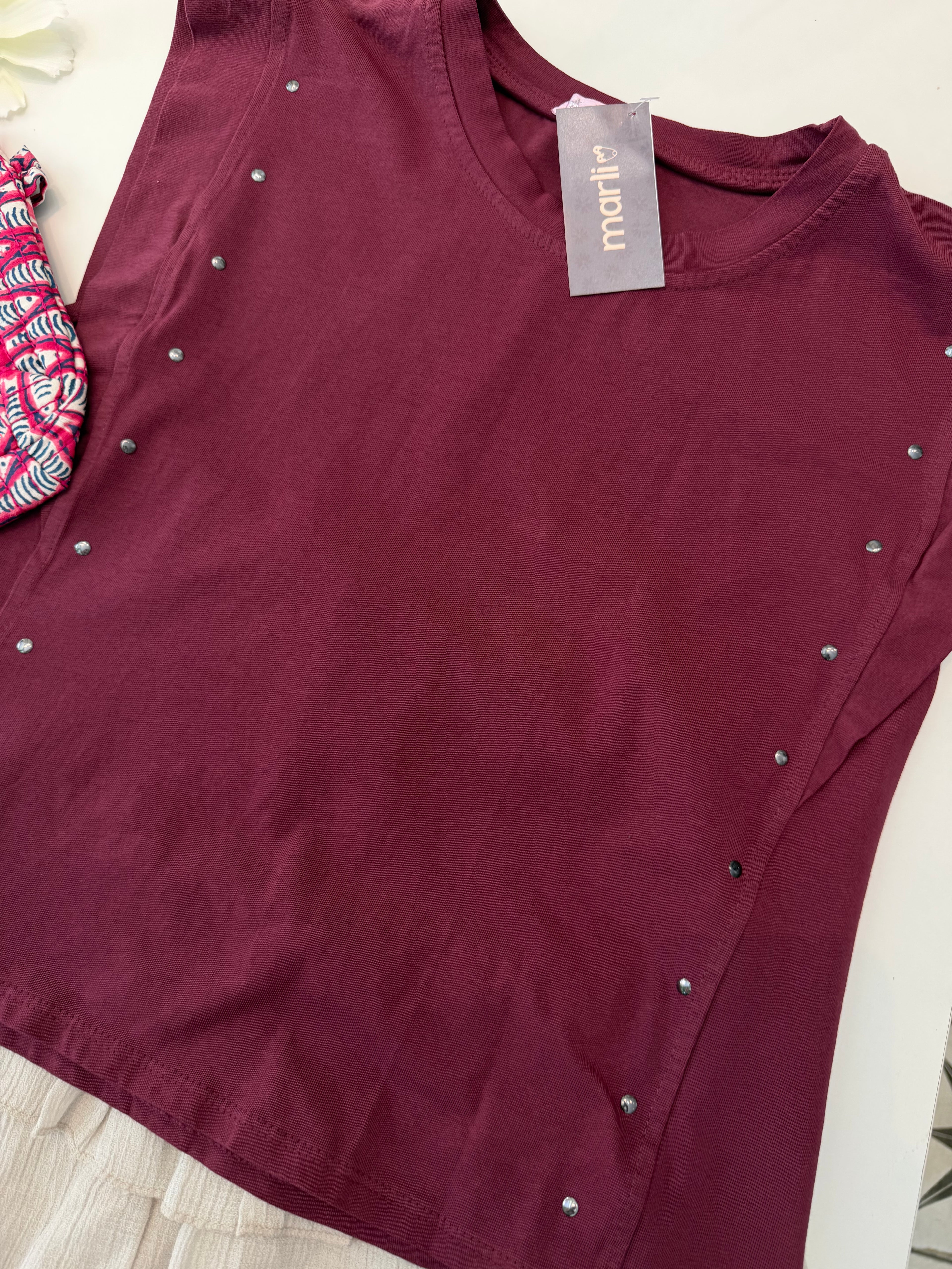 Camiseta tachuela Burdeos