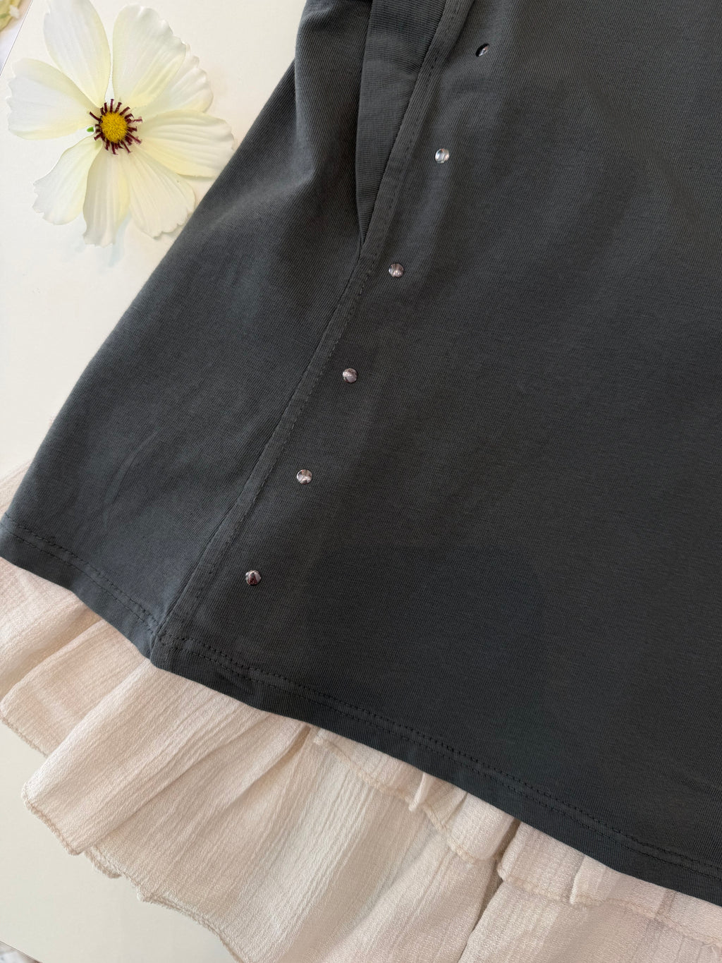 Camiseta tachuela gris