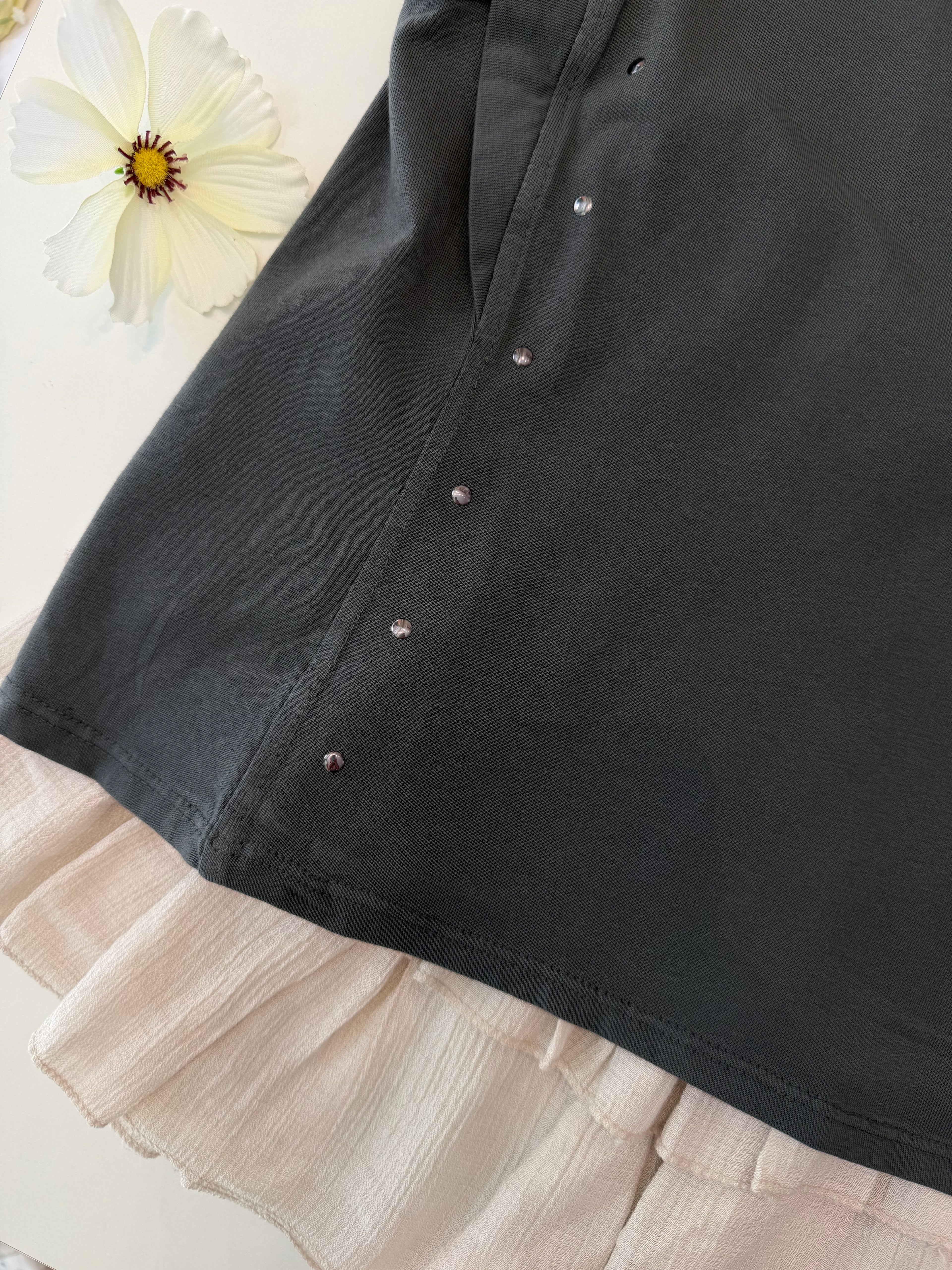 Camiseta tachuela gris