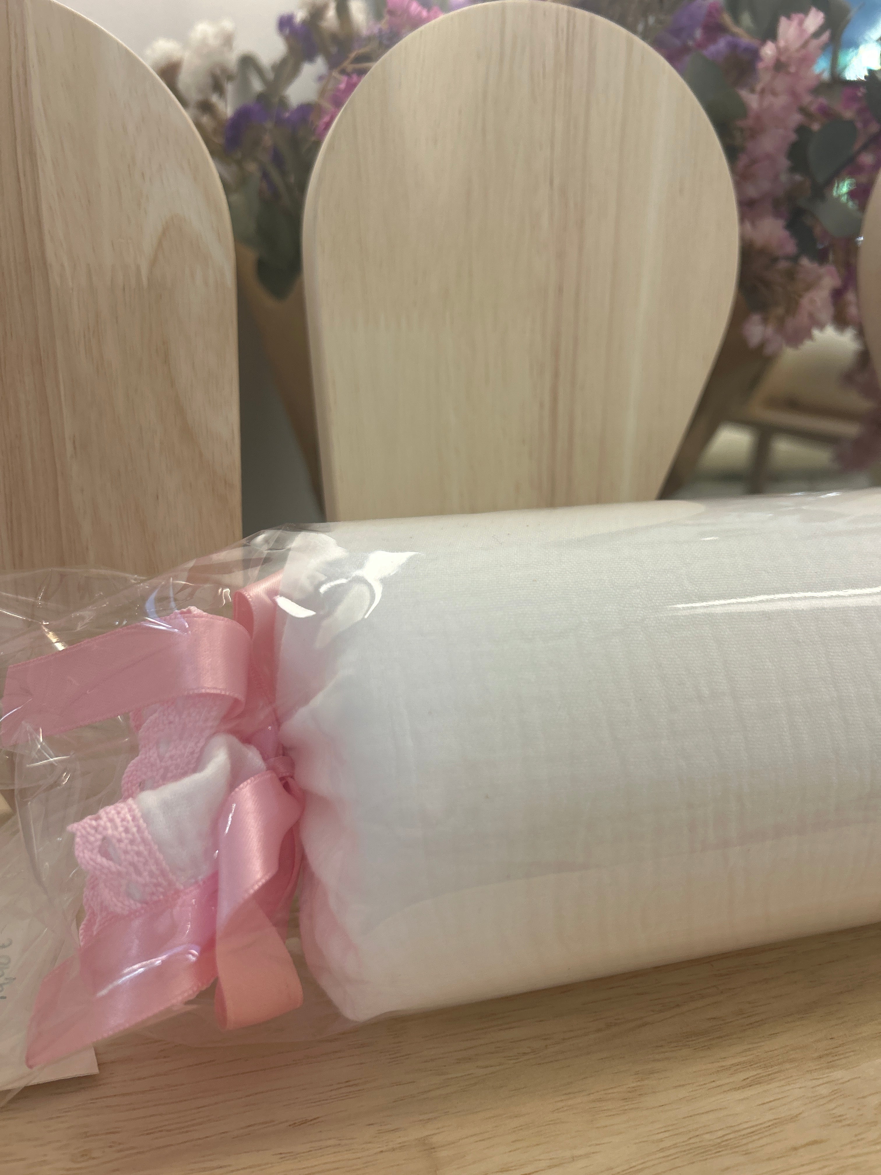 Cojín antivuelco rosa y blanco