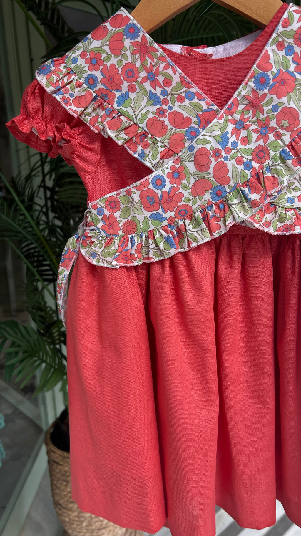 VESTIDO CORAL CON MAÑANITA DE FLORES