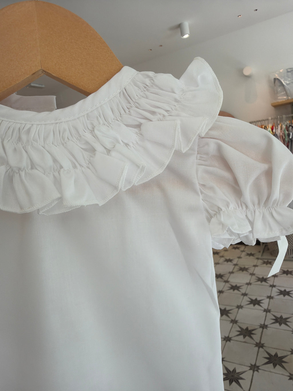 Blusa cuello blanca