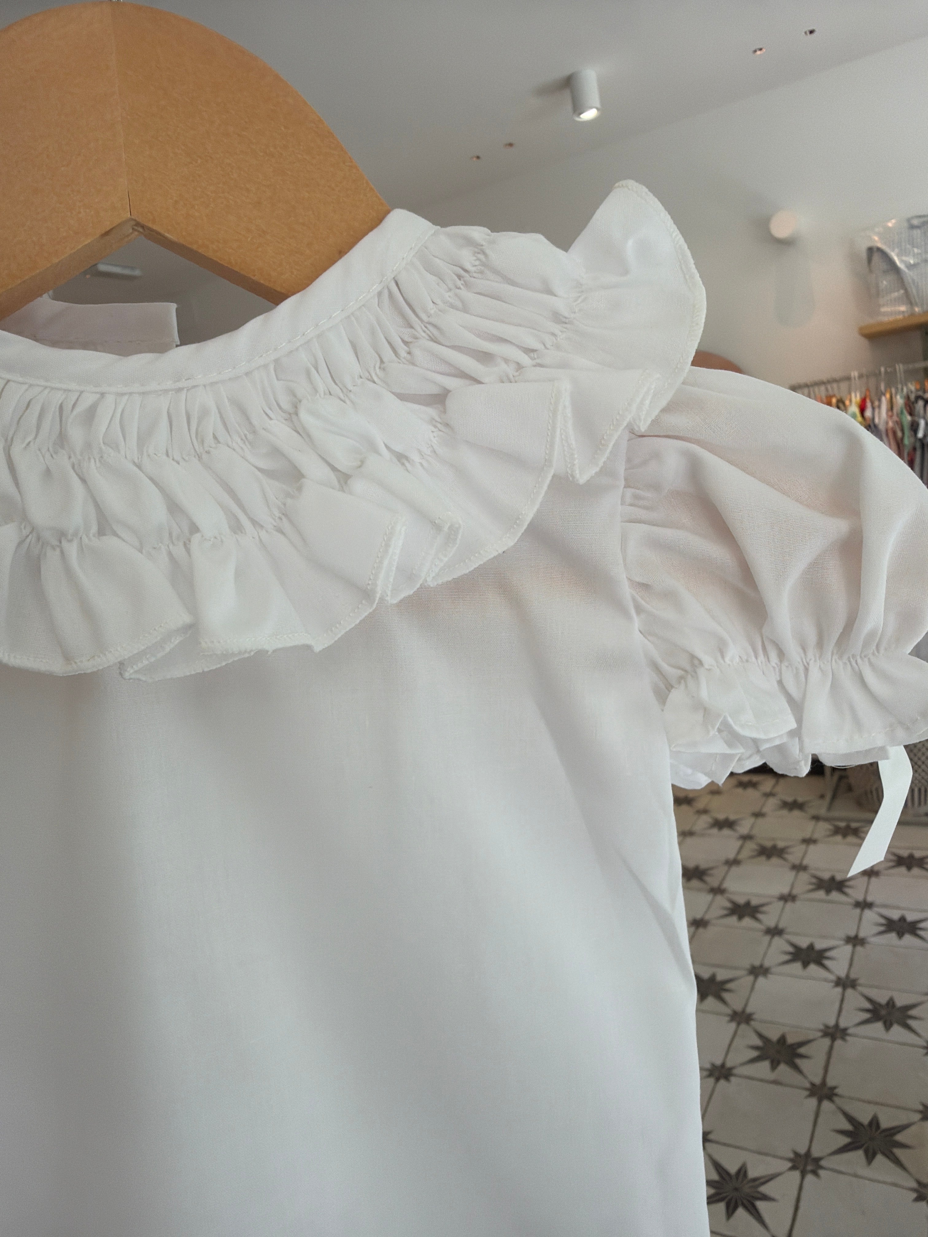 Blusa cuello blanca