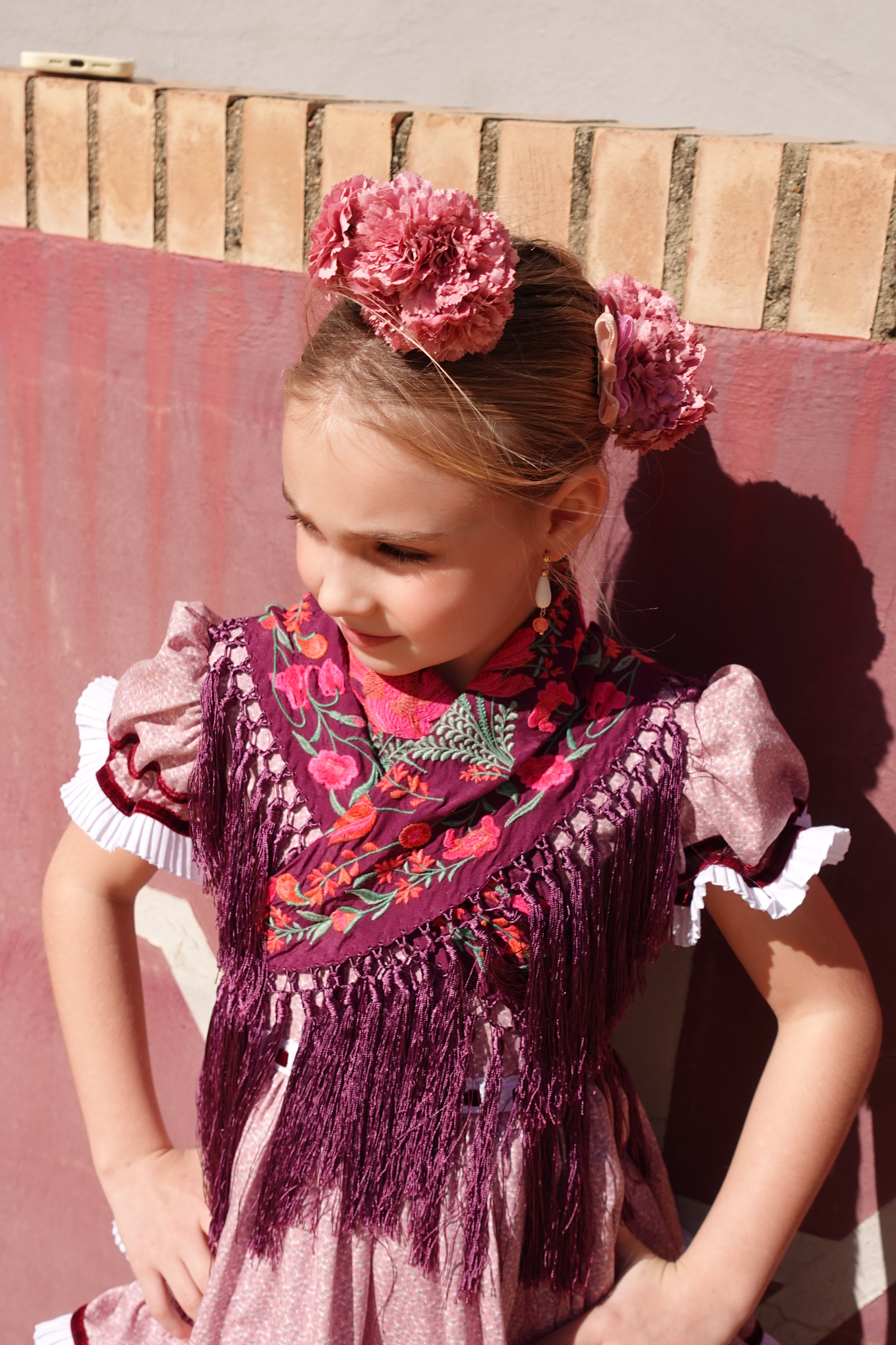 VESTIDO CANASTERA ROSA CON CINTA BURDEOS