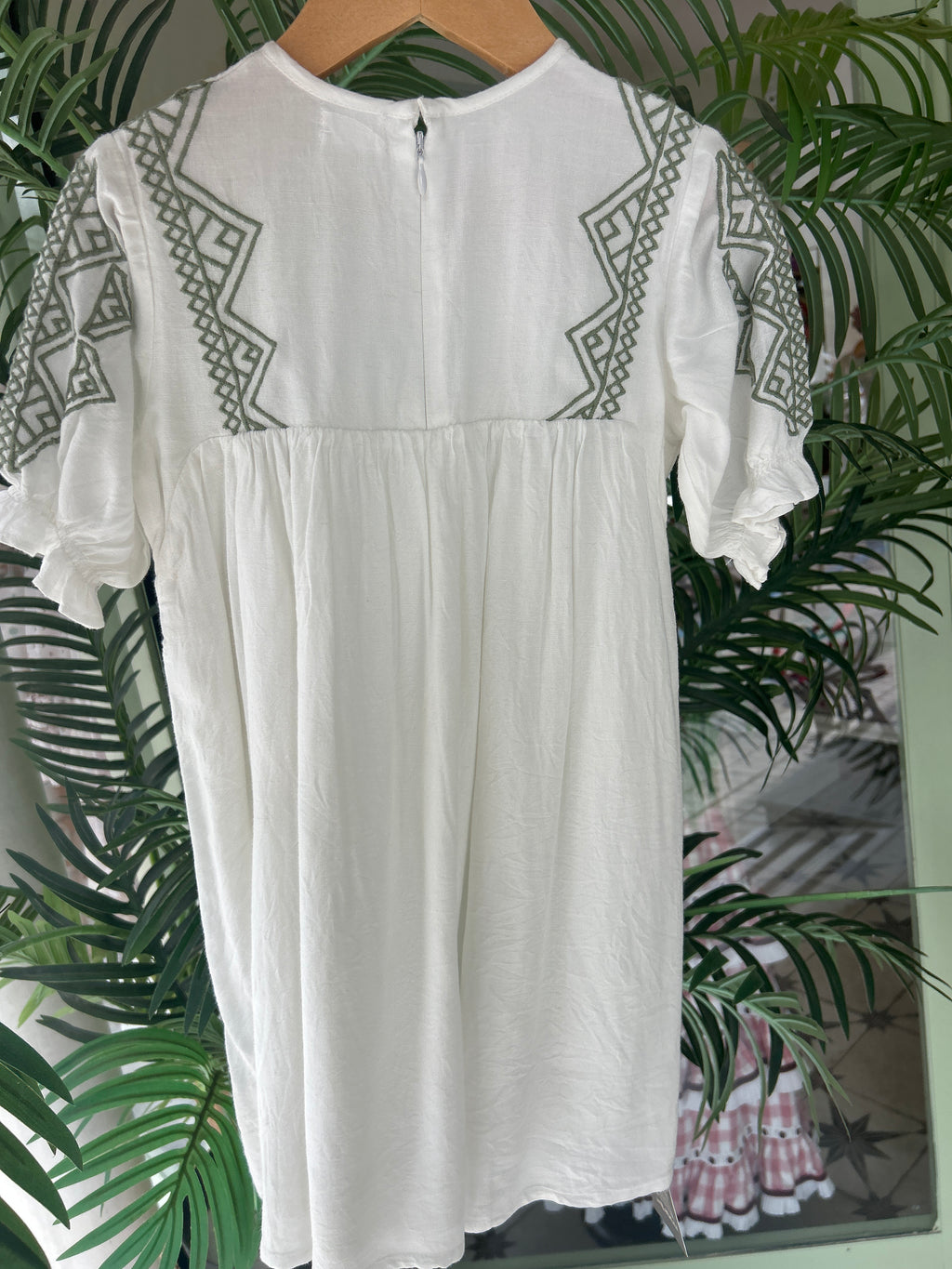 Vestido blanco con rayas verdes