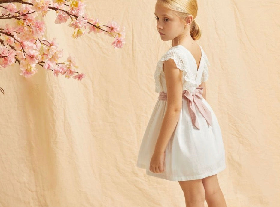 VESTIDO BLANCO CEREMONÍA LAZO MAQUILLAJE