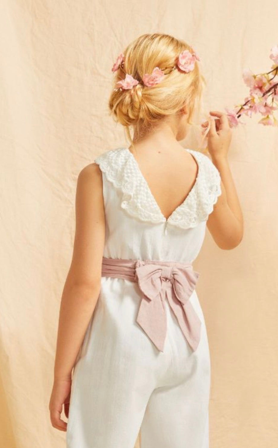 MONO CEREMONIA BLANCO CON LAZO ROSA