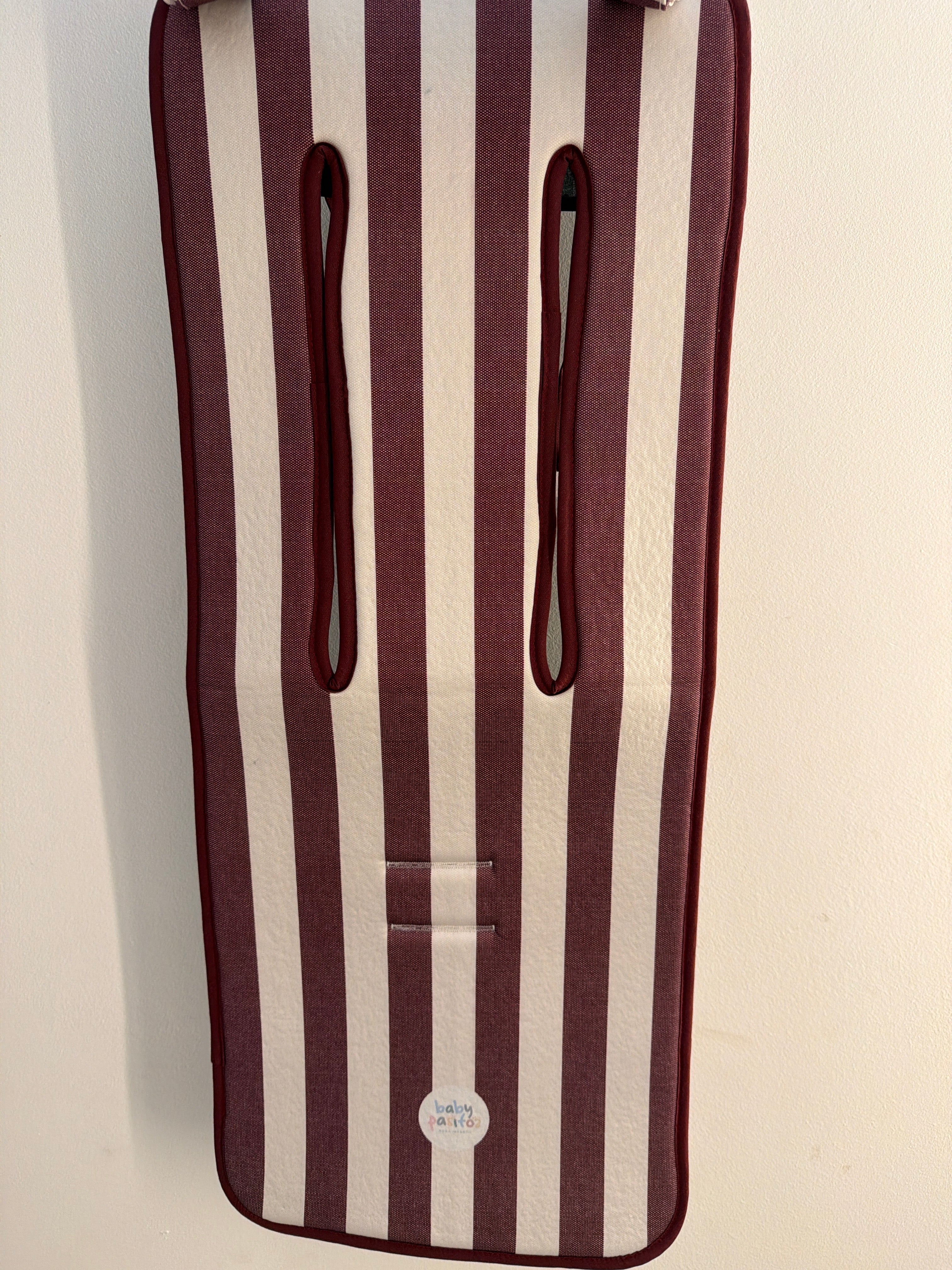 Conjunto colchoneta + bolso burdeos universal