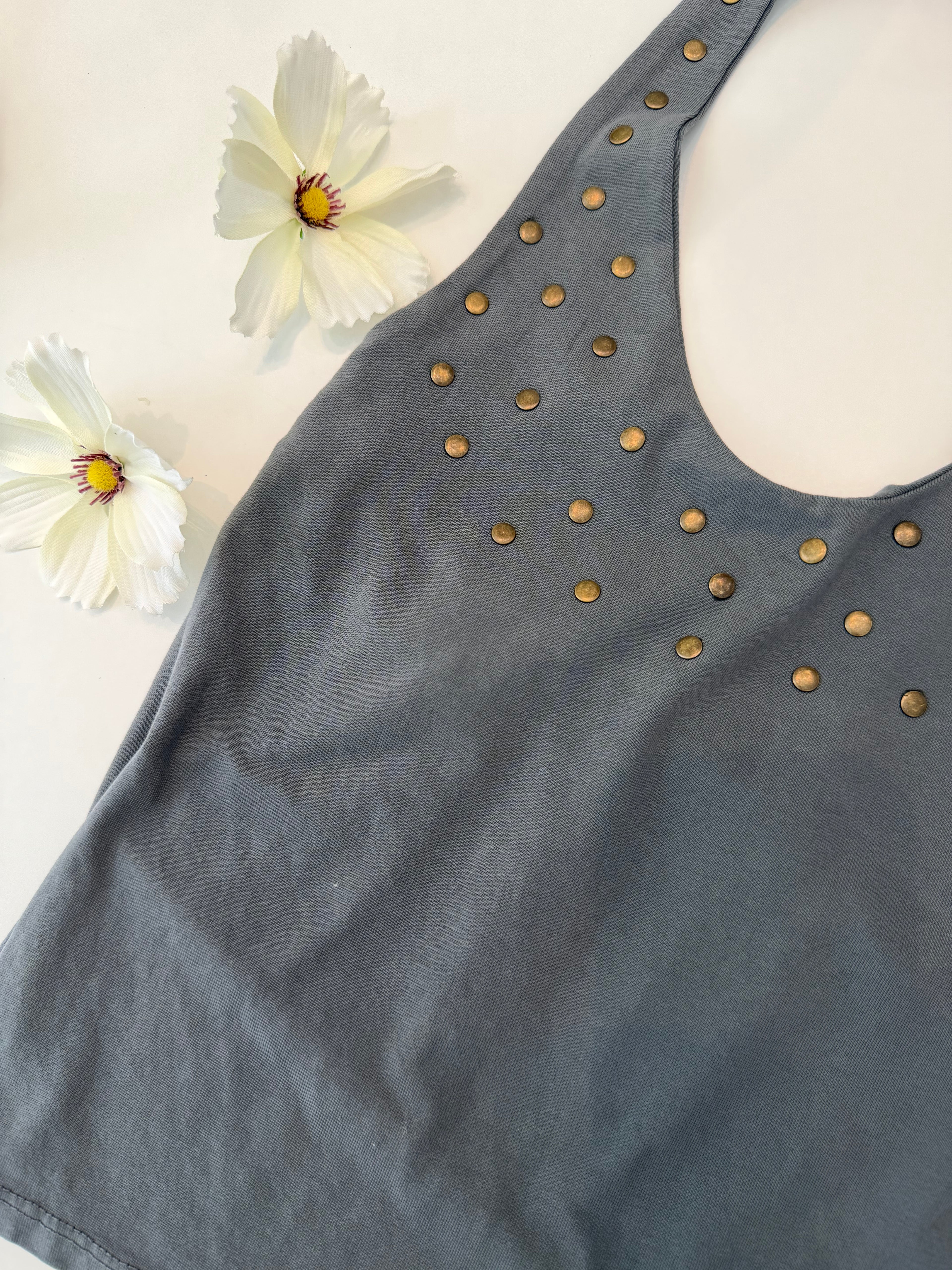 Top tachuela gris