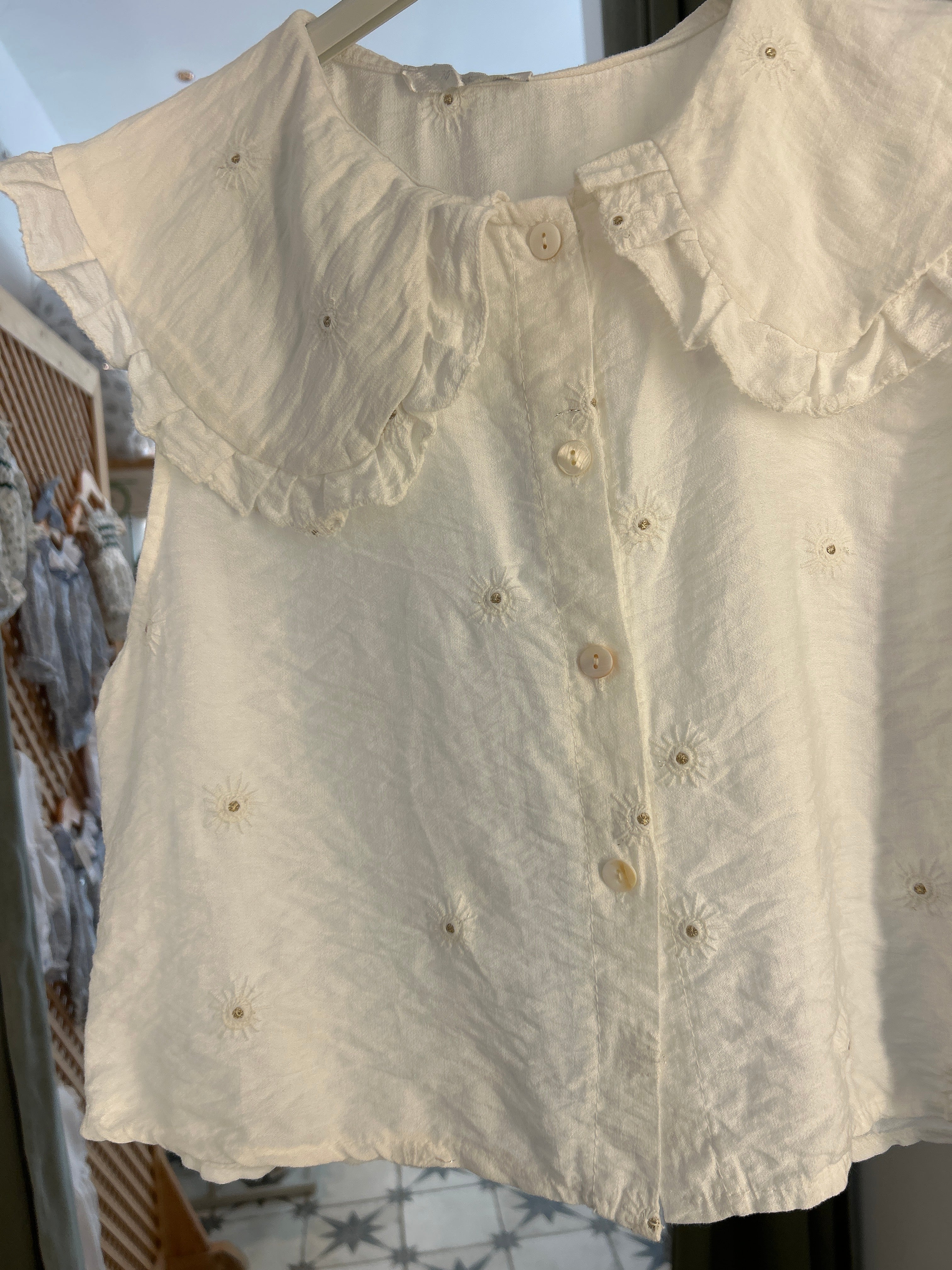 Camisa blanca con soles doraditos