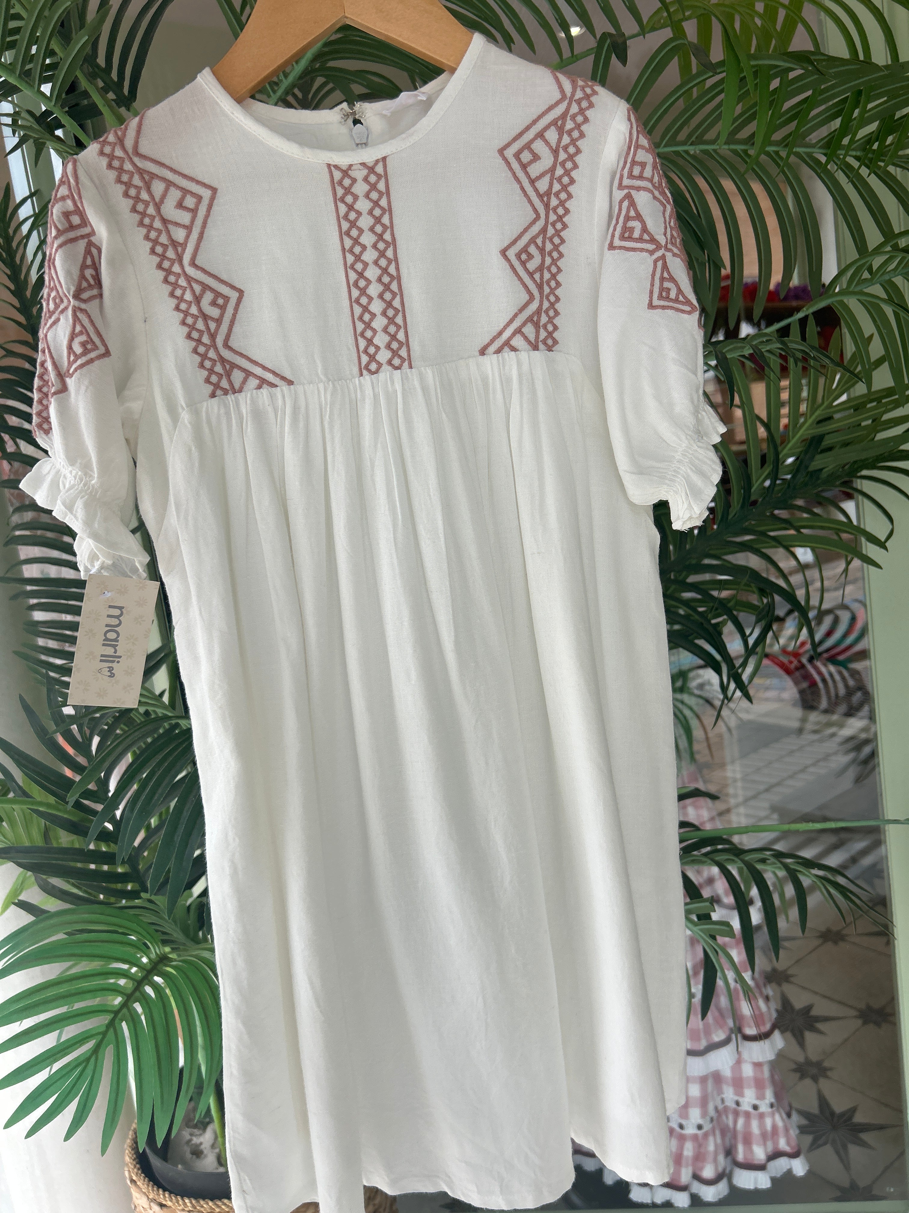 Vestido con líneas maquillaje