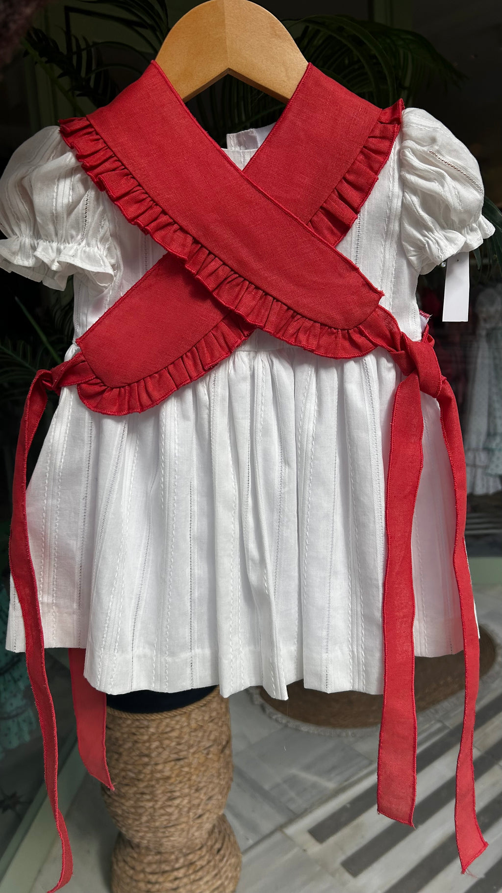VESTIDO BLANCO CON MAÑANITA CORAL