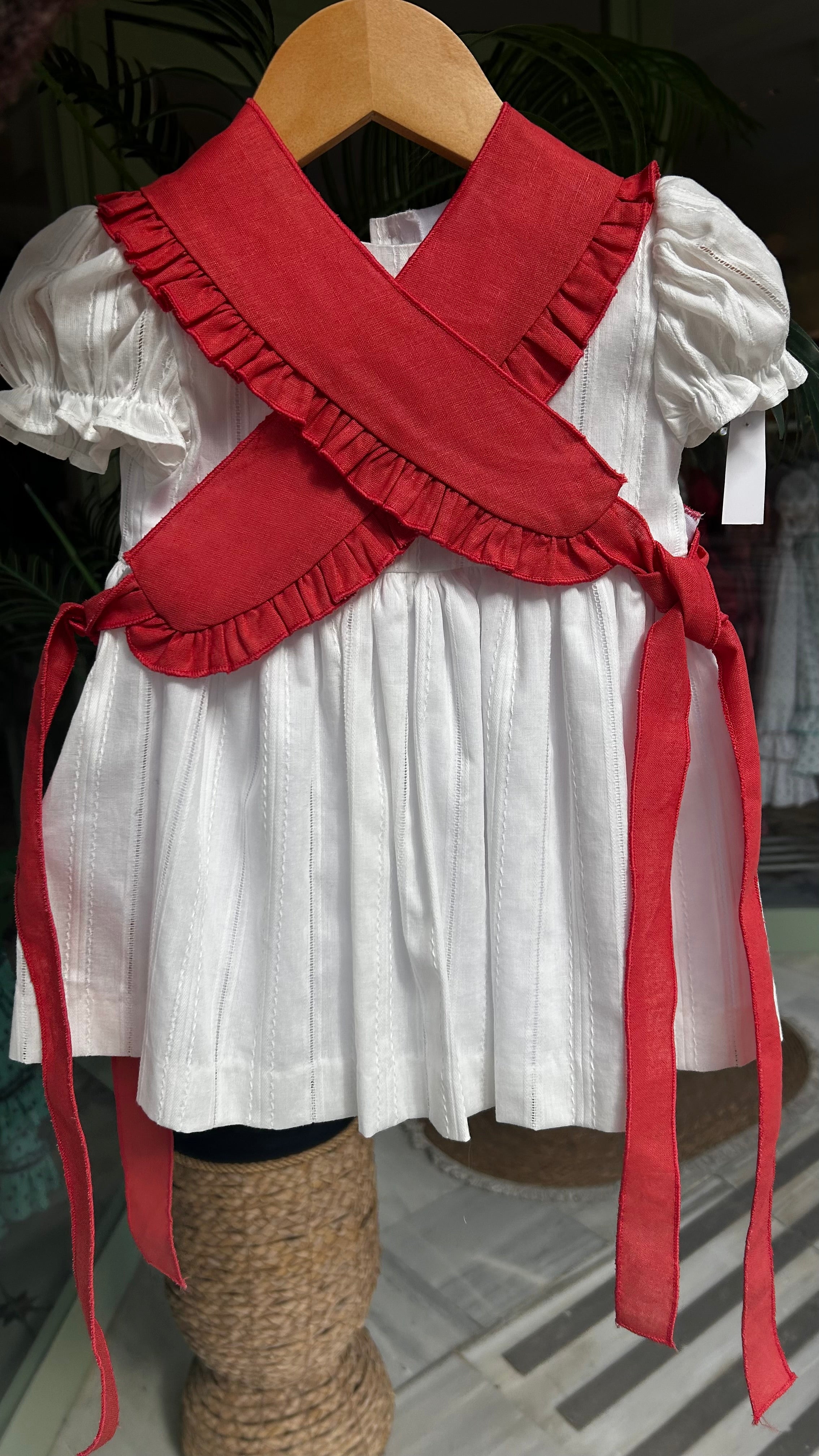 VESTIDO BLANCO CON MAÑANITA CORAL