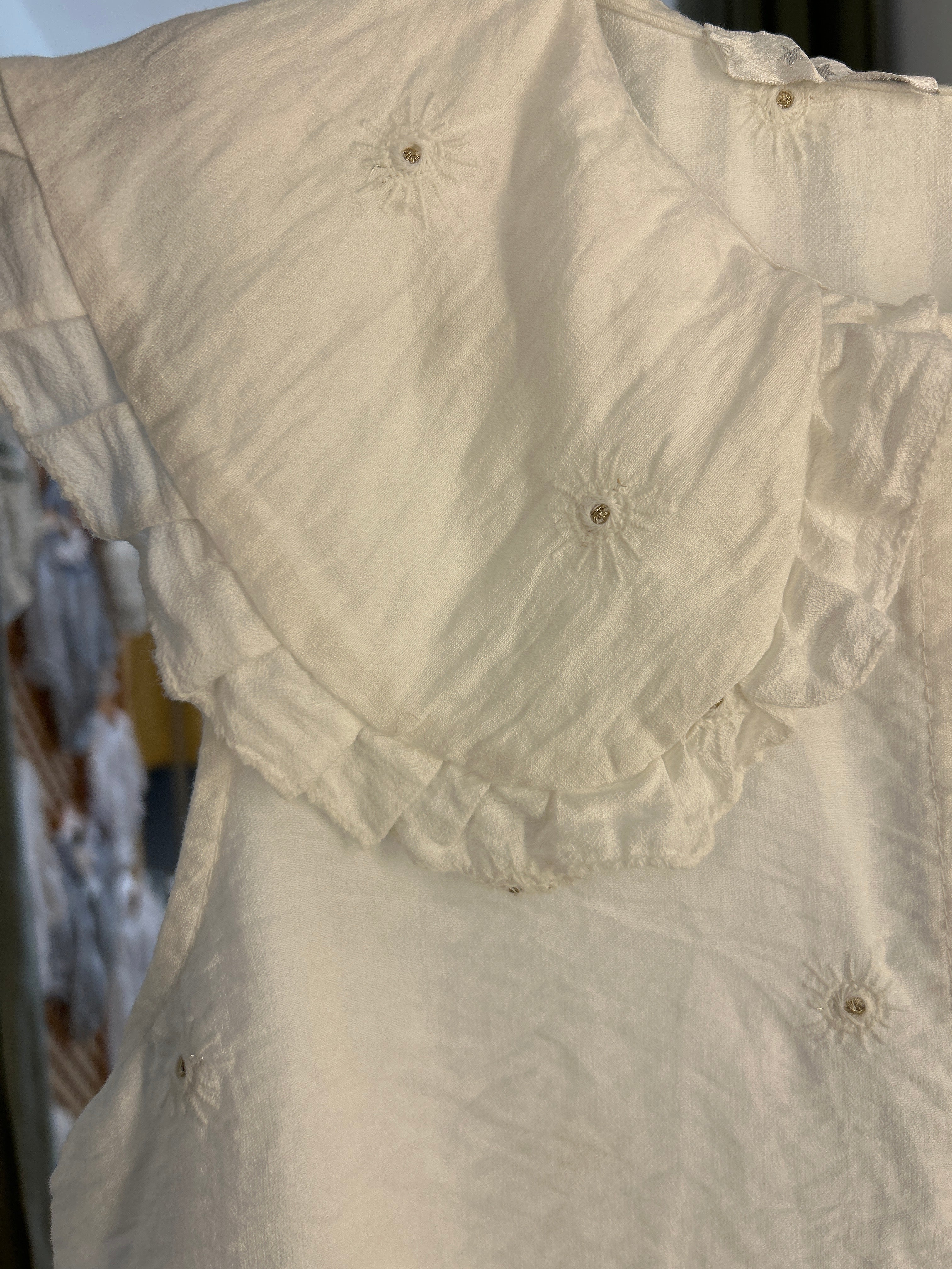 Camisa blanca con soles doraditos