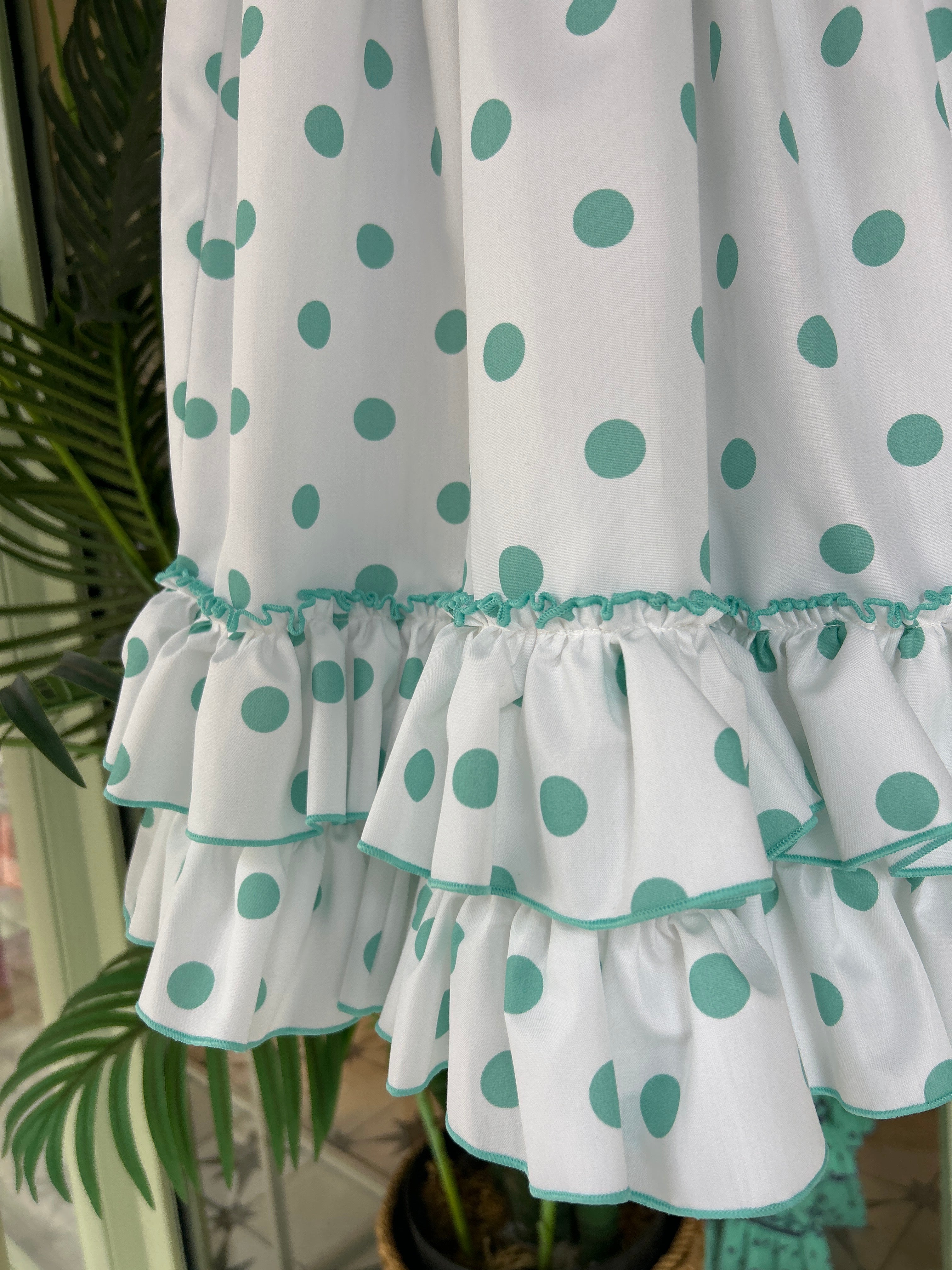 Traje de flamenca Violeta blanco con lunares verde agua