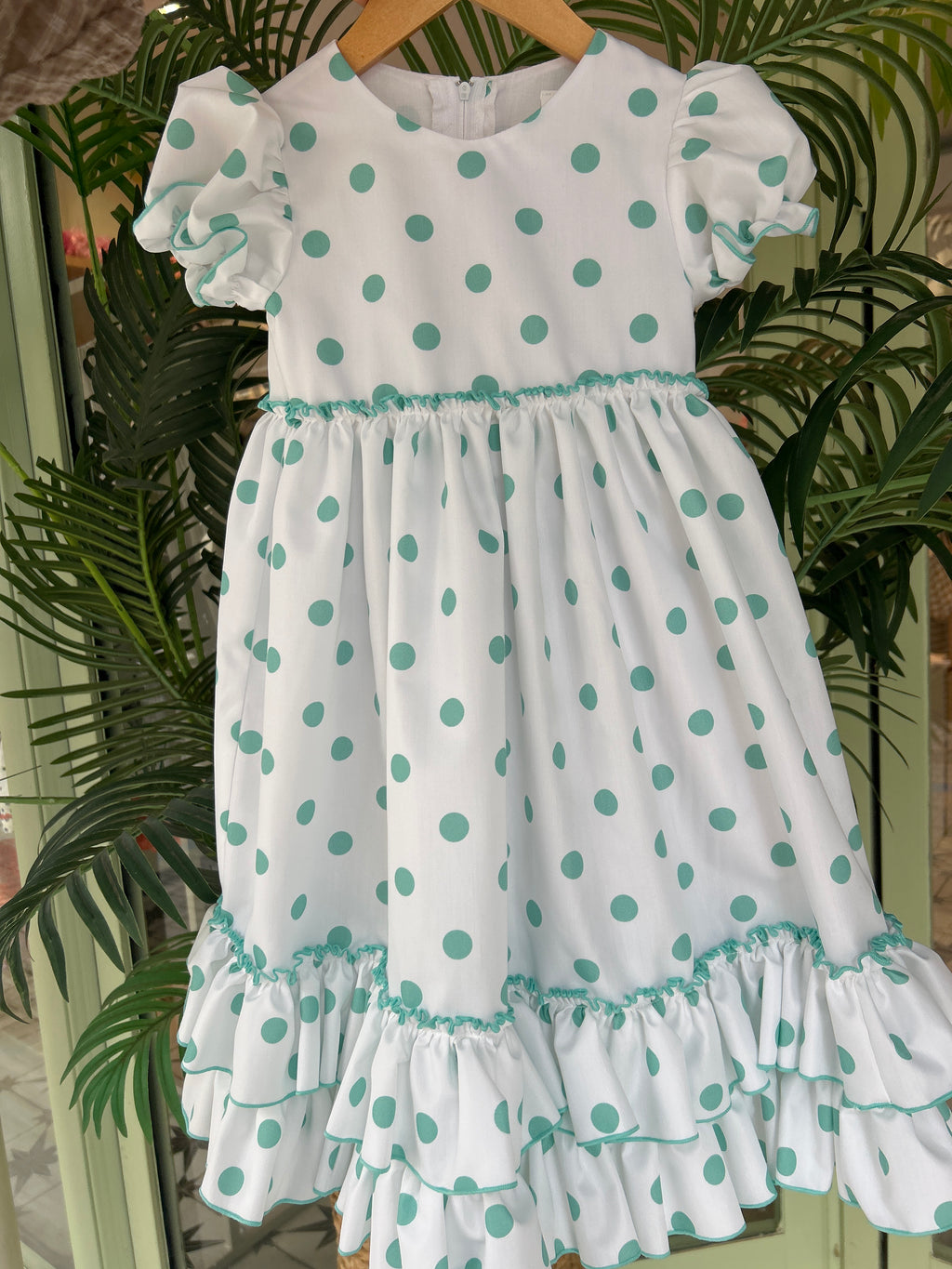 Traje de flamenca Violeta blanco con lunares verde agua