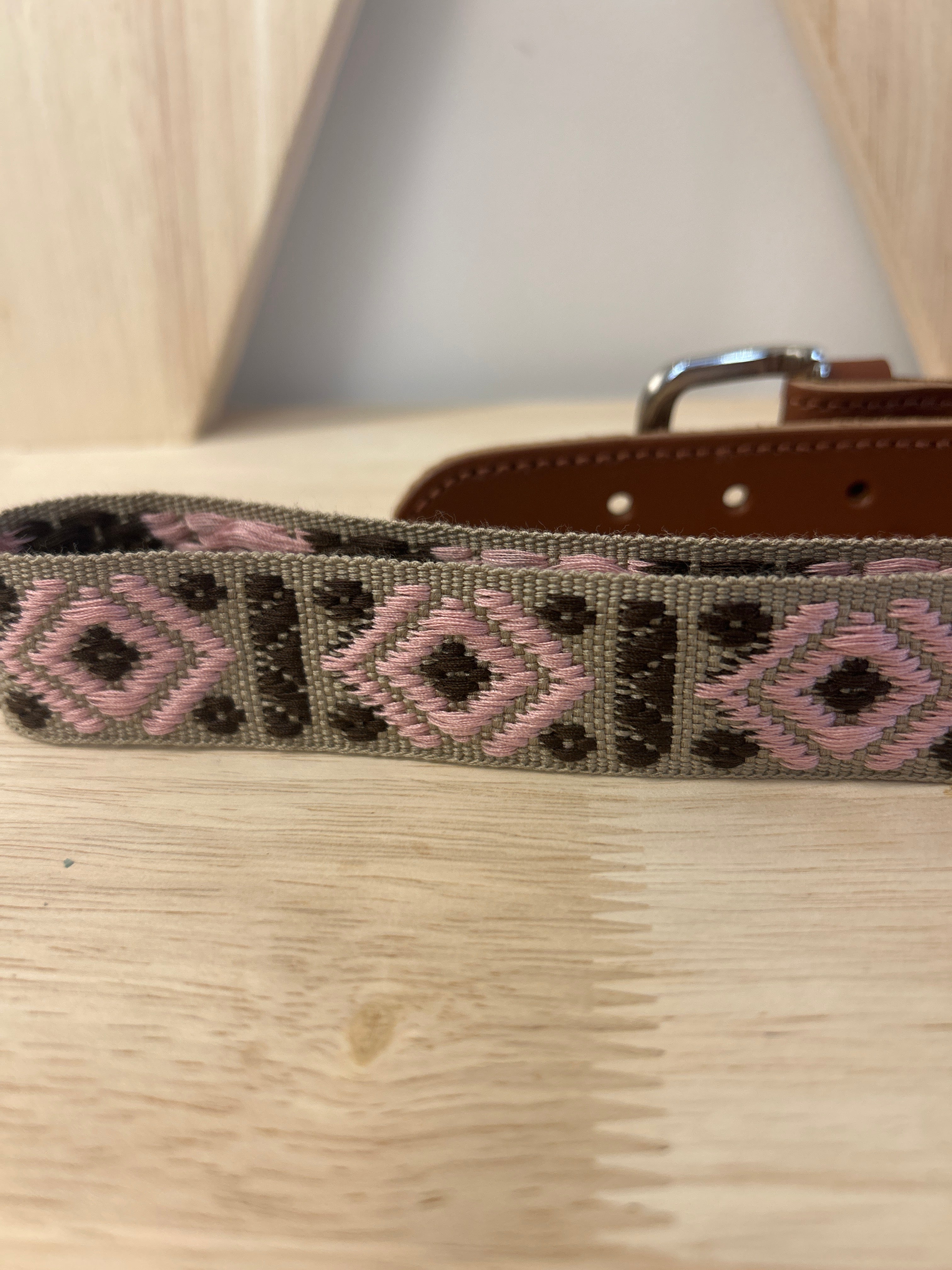 Cinturón rosa y beige