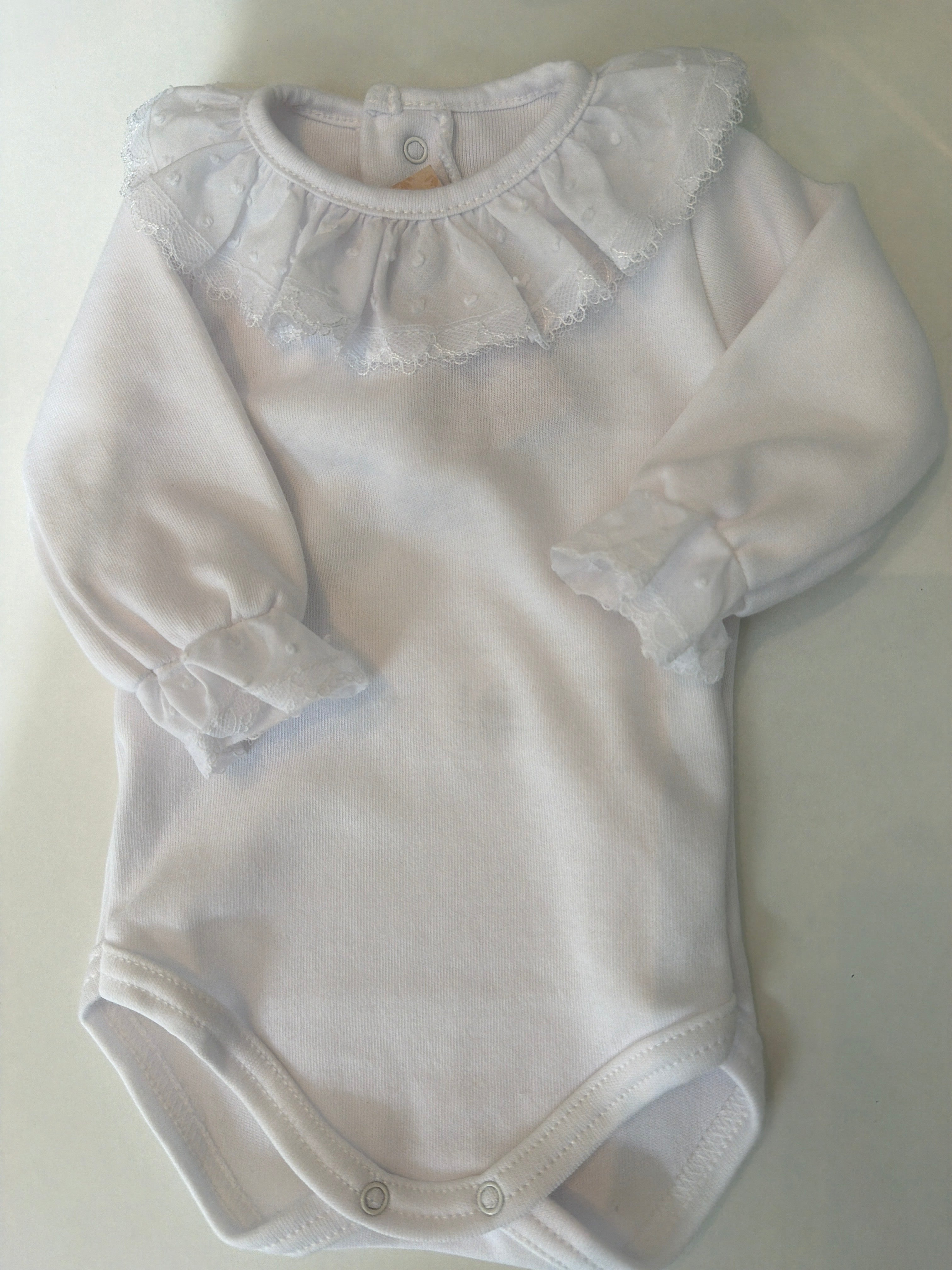 Bodi blanco plumeti y puntilla