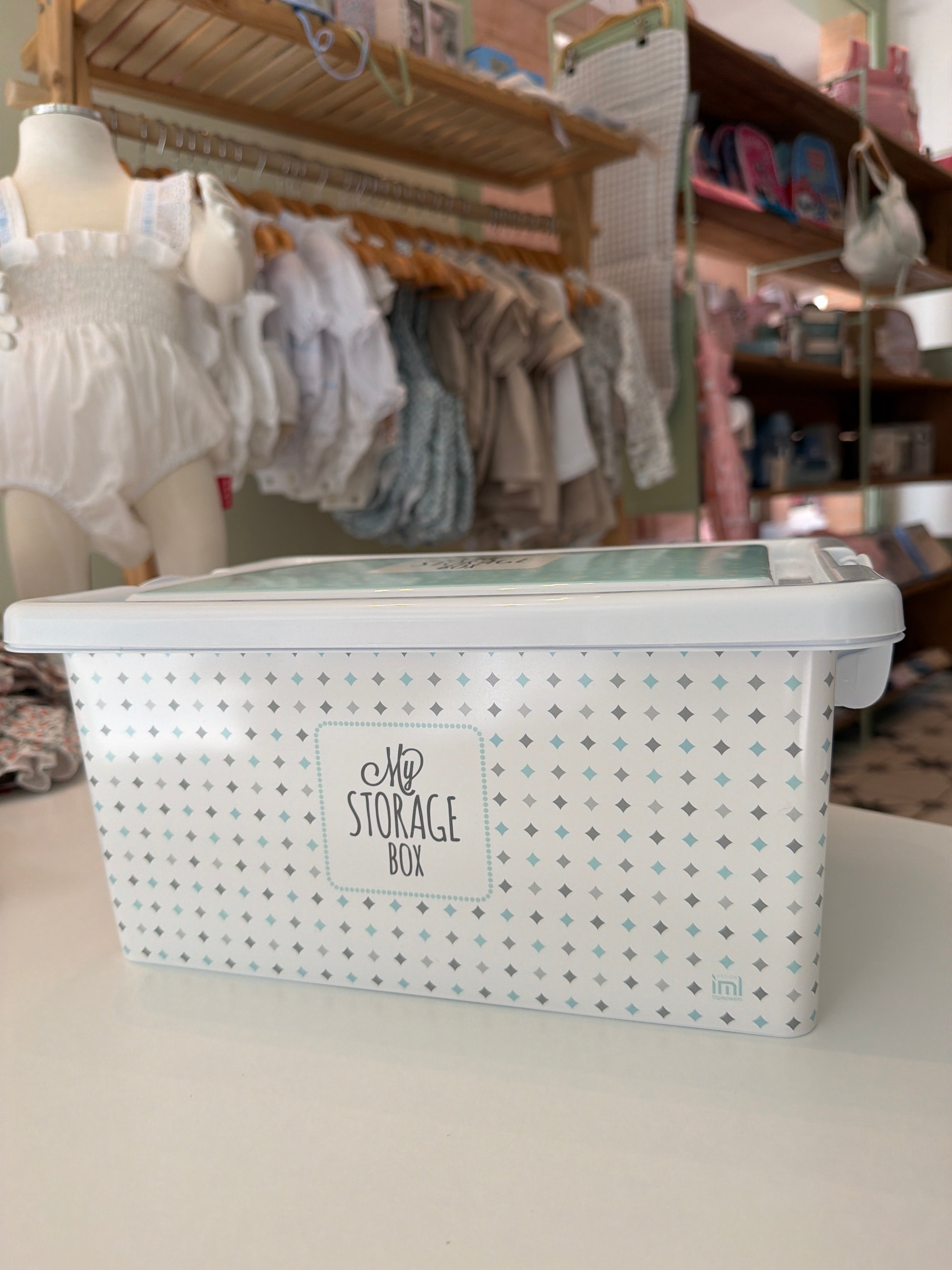 Caja canastilla y juguetes