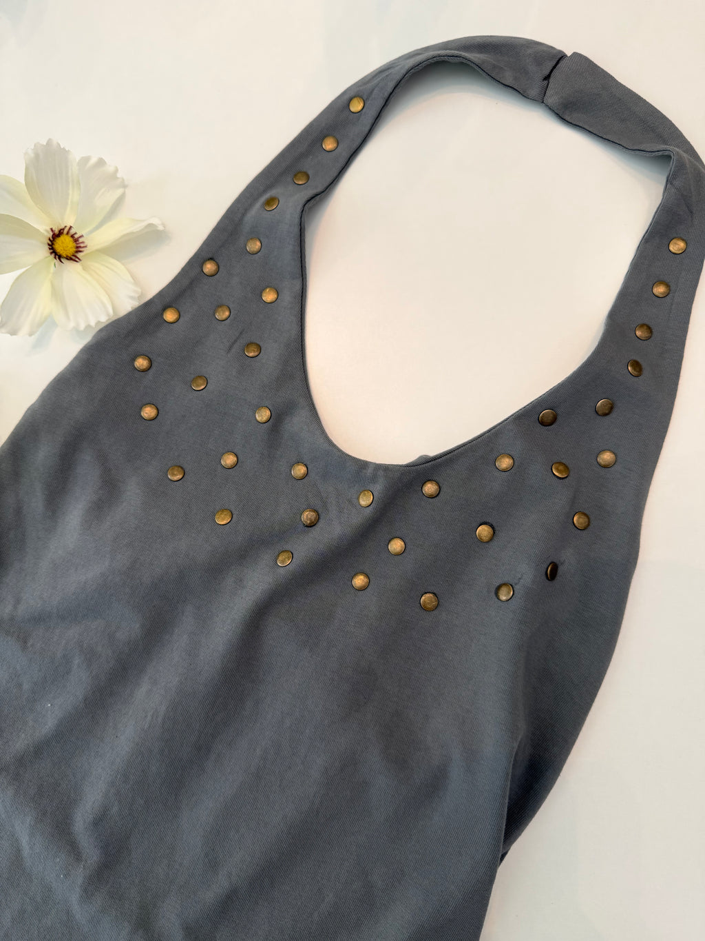 Top tachuela gris