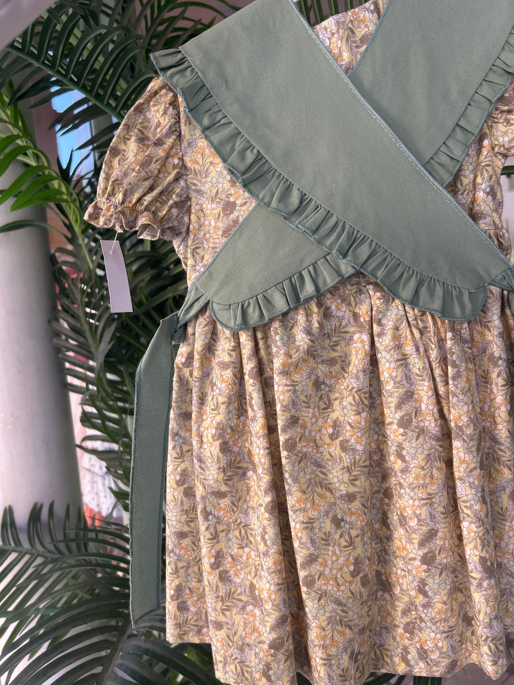 Vestido flores con mañanita verde