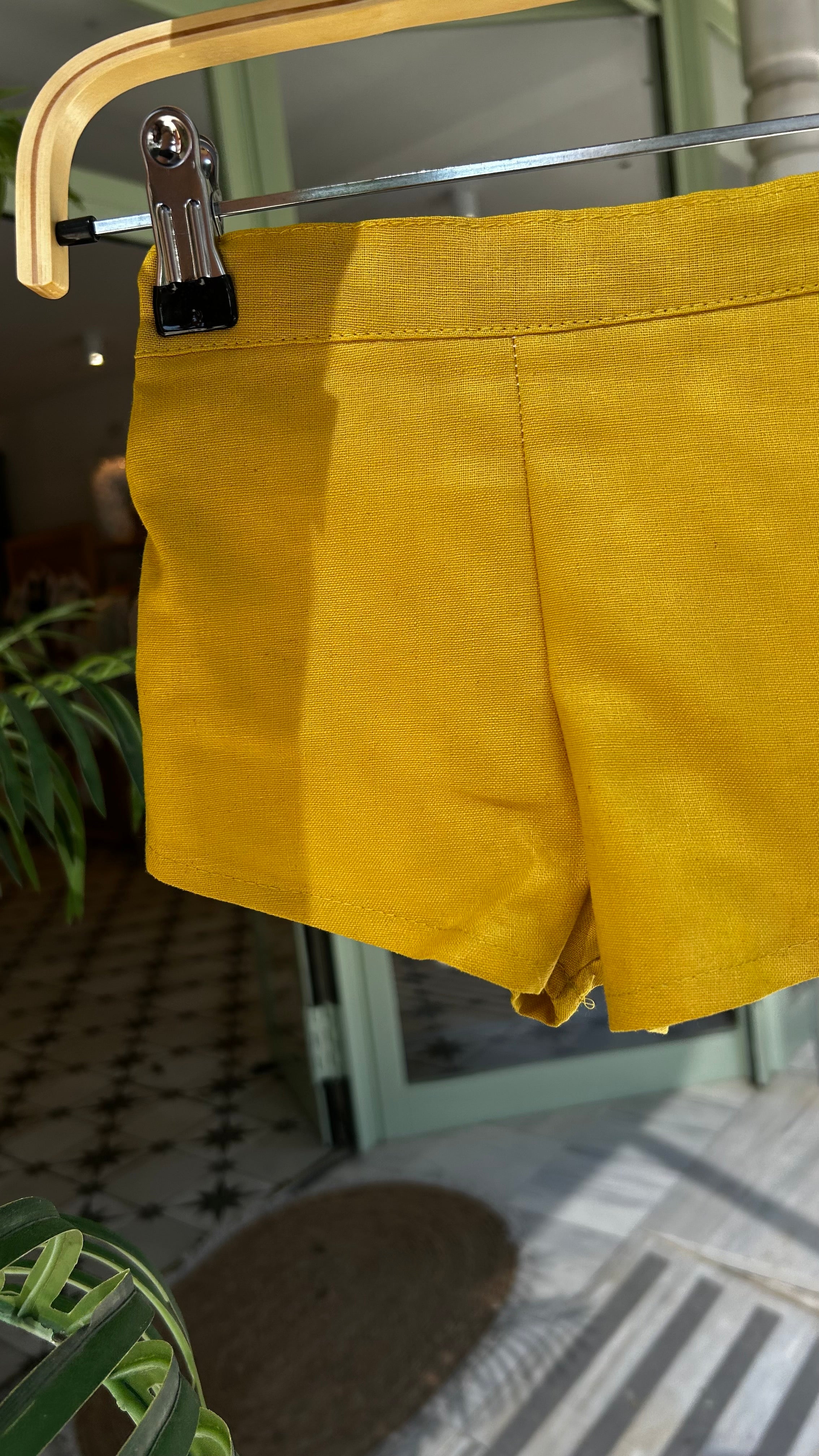 PANTALÓN CORTÓ MOSTAZA