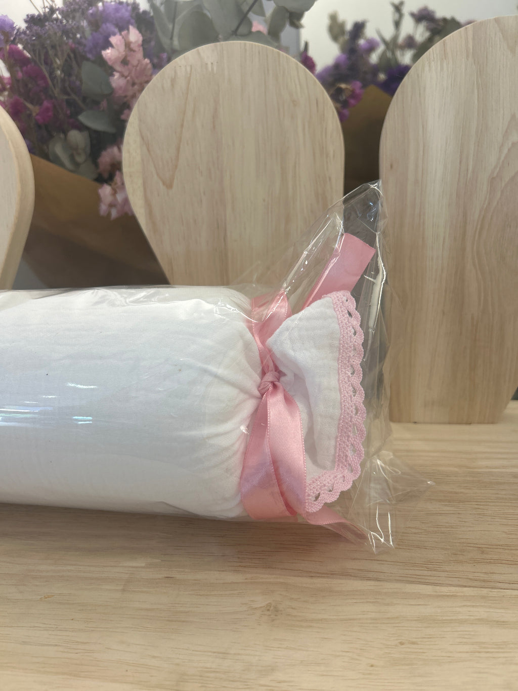 Cojín antivuelco rosa y blanco