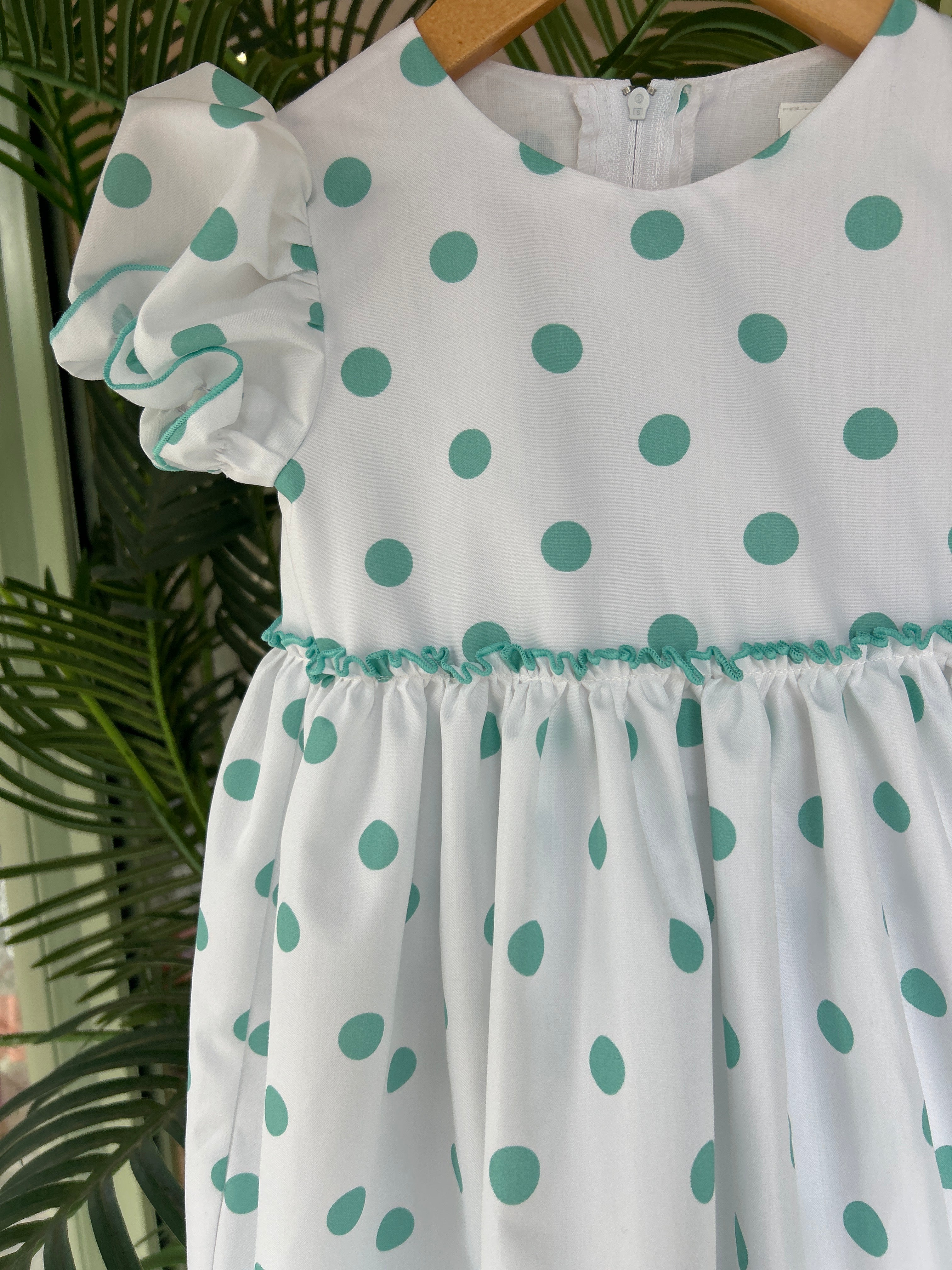 Traje de flamenca Violeta blanco con lunares verde agua