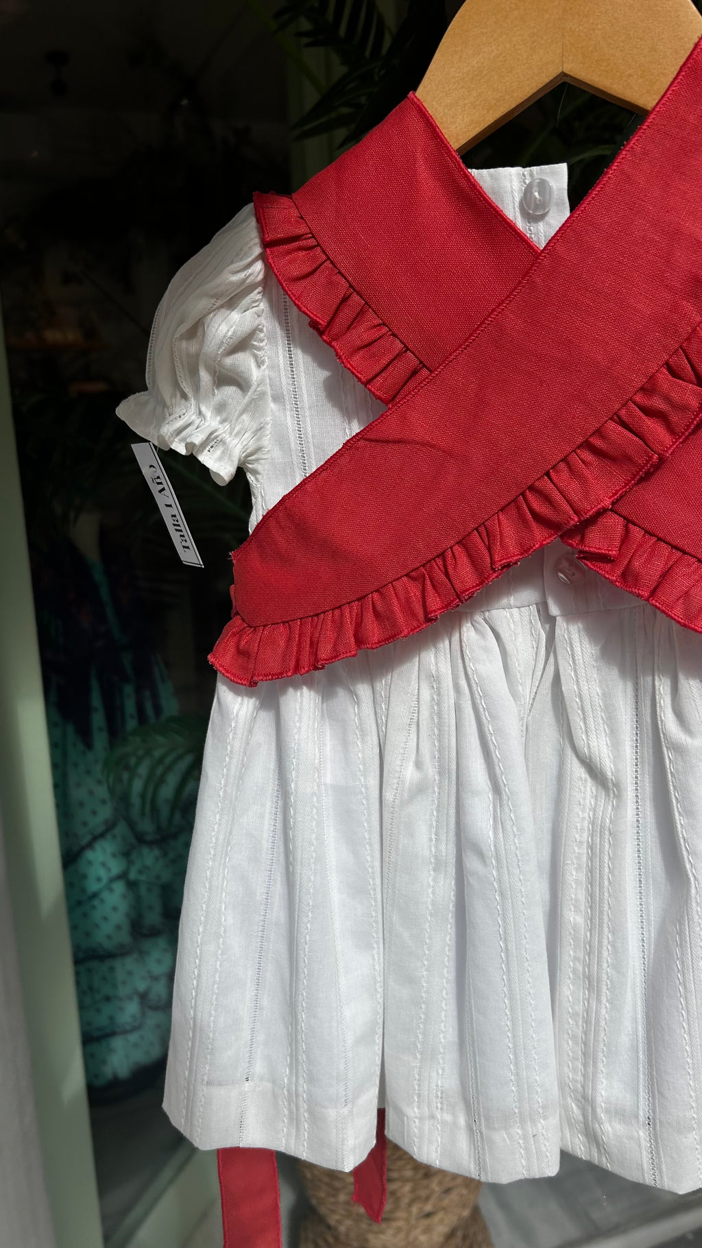 VESTIDO BLANCO CON MAÑANITA CORAL