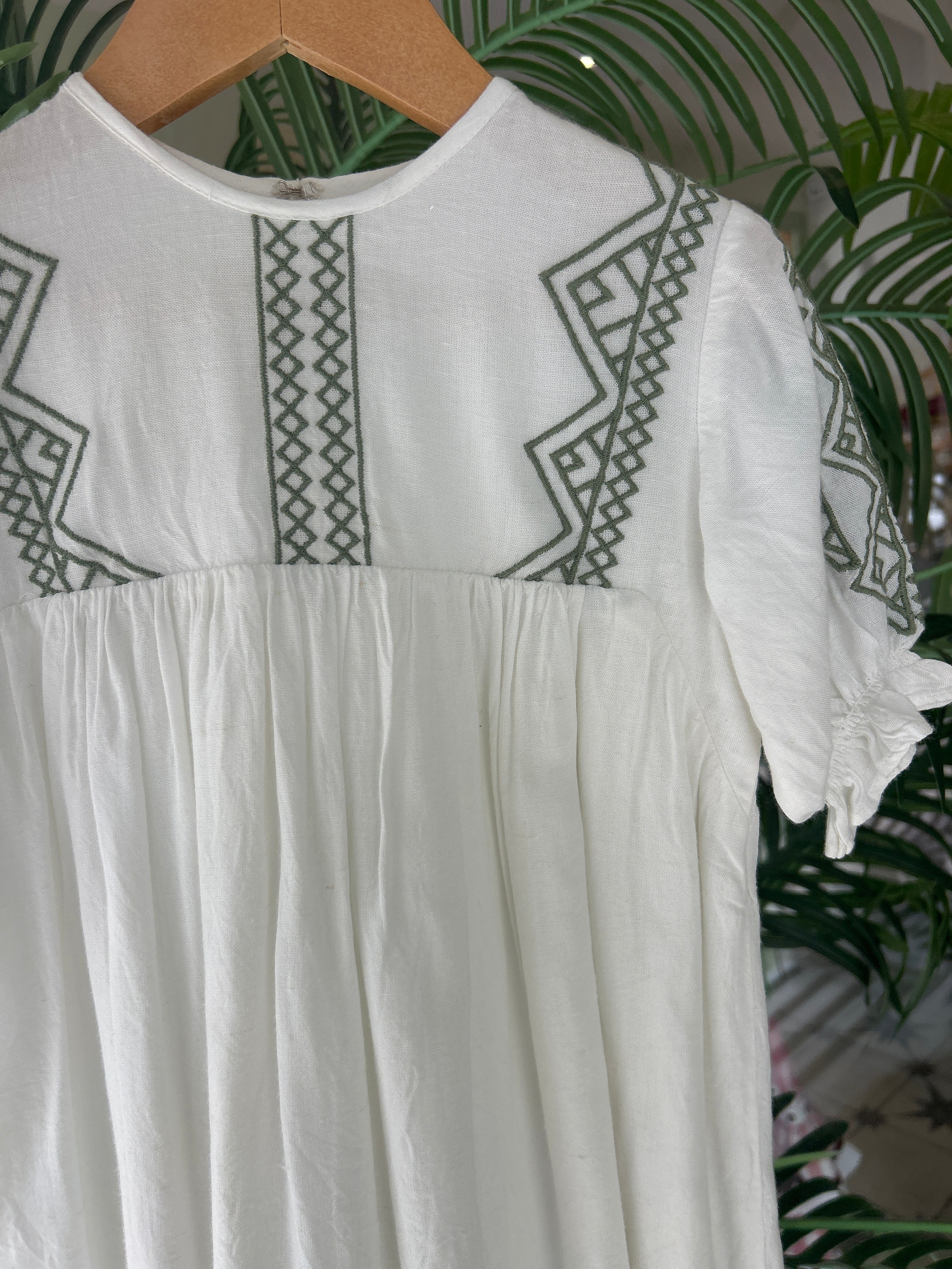 Vestido blanco con rayas verdes