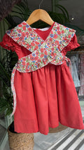 VESTIDO CORAL CON MAÑANITA DE FLORES