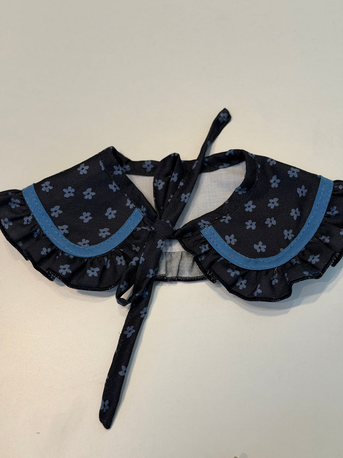 Cuello azul flores DH537