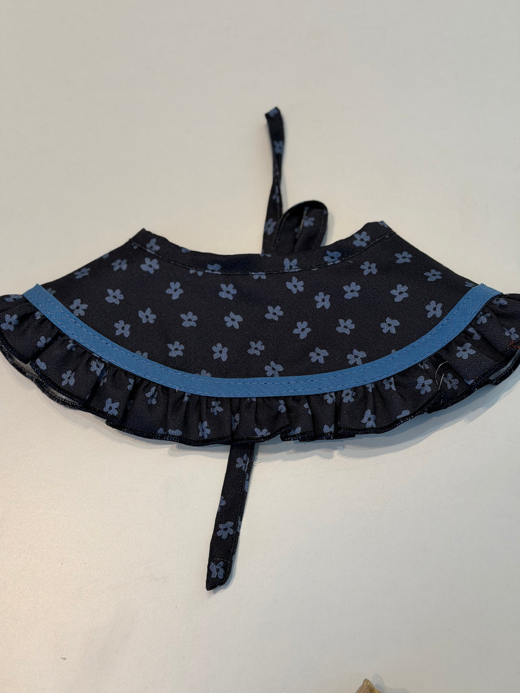 Cuello azul flores DH537