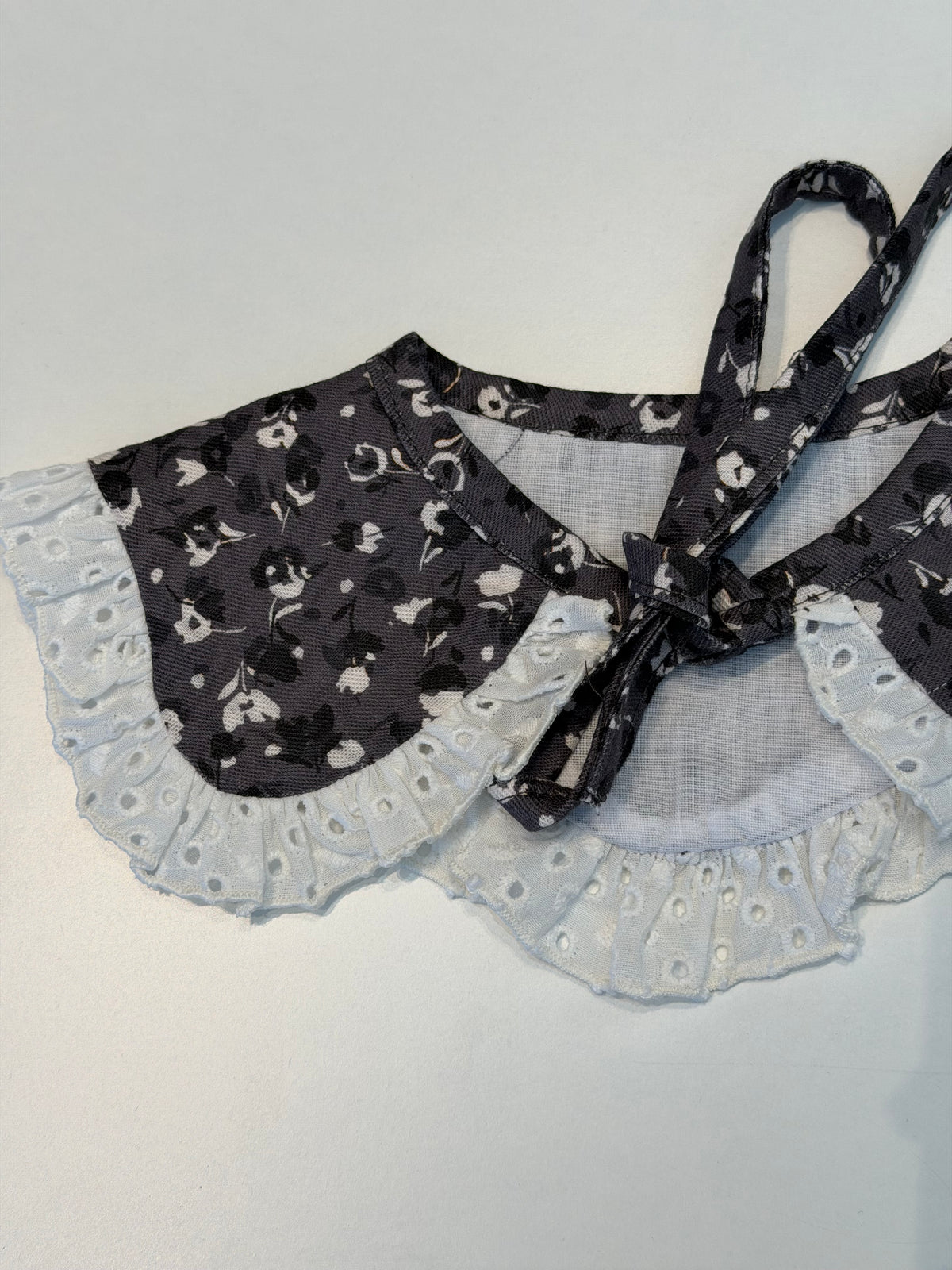 Cuello gris flores DH540