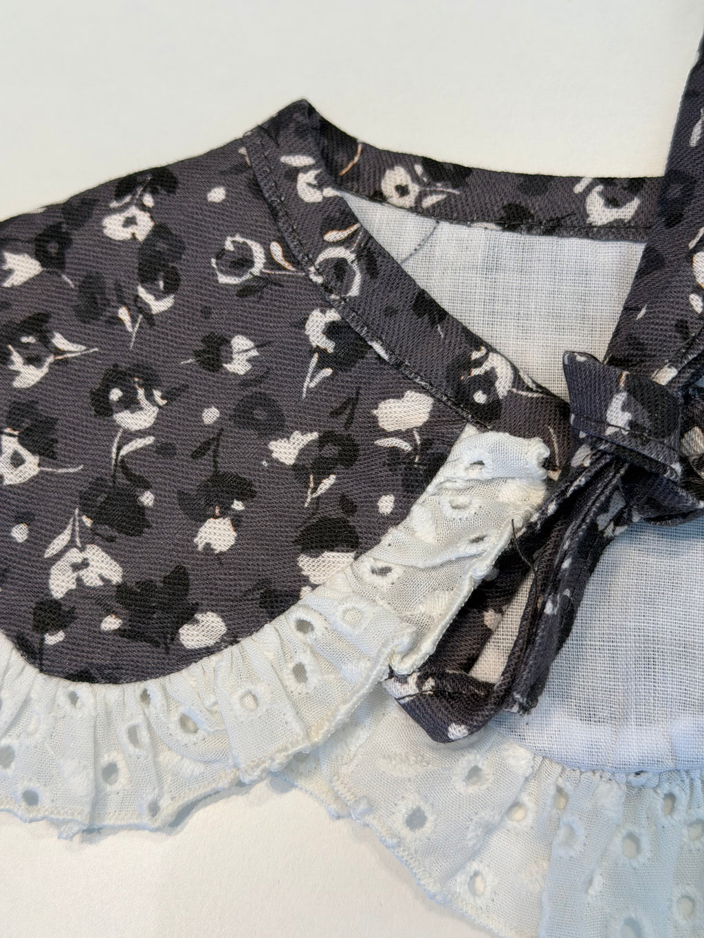 Cuello gris flores DH540