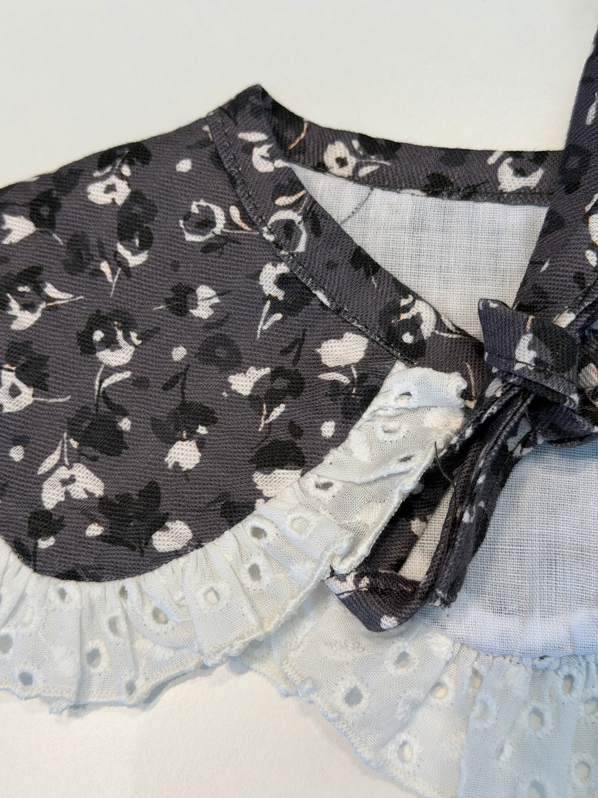Cuello gris flores DH540