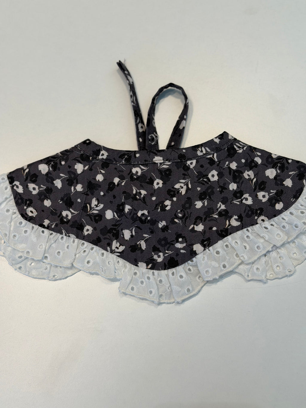 Cuello gris flores DH540