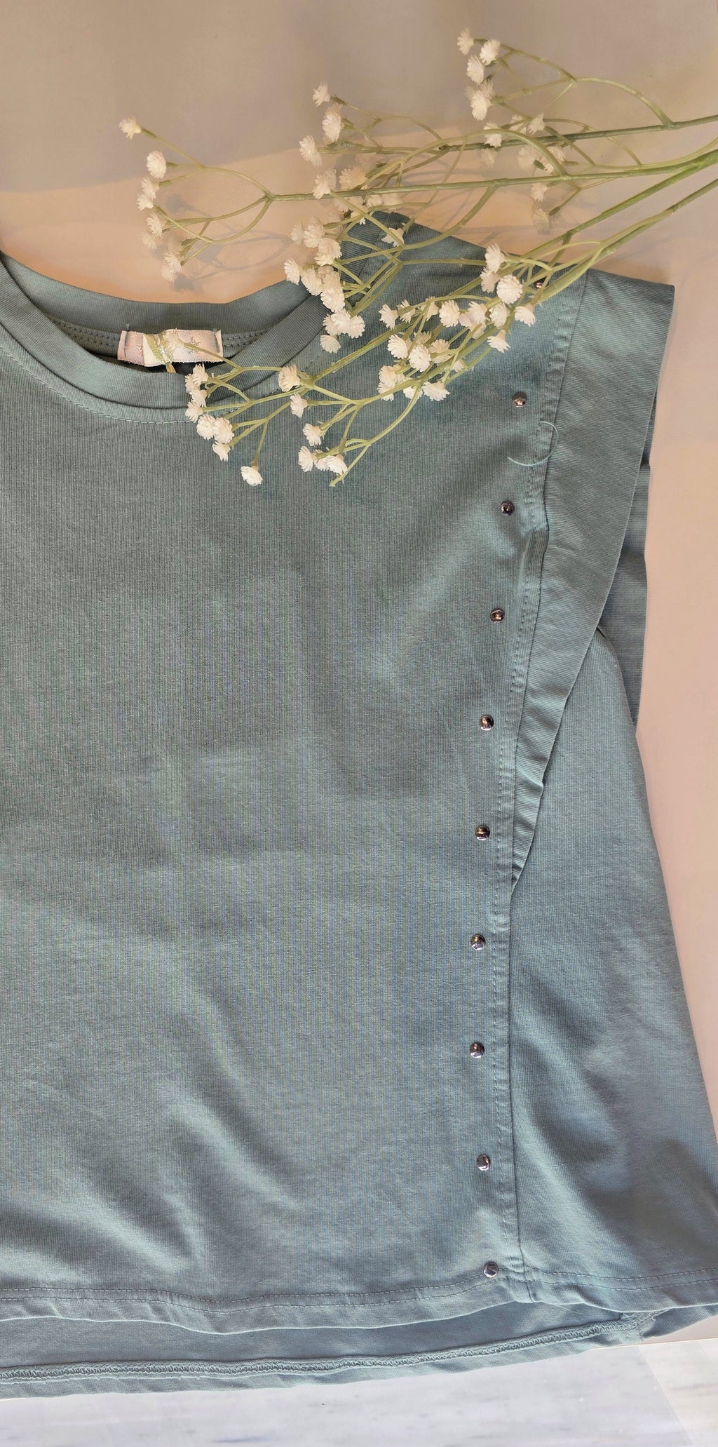 Camiseta verde petróleo claro con tachuelas