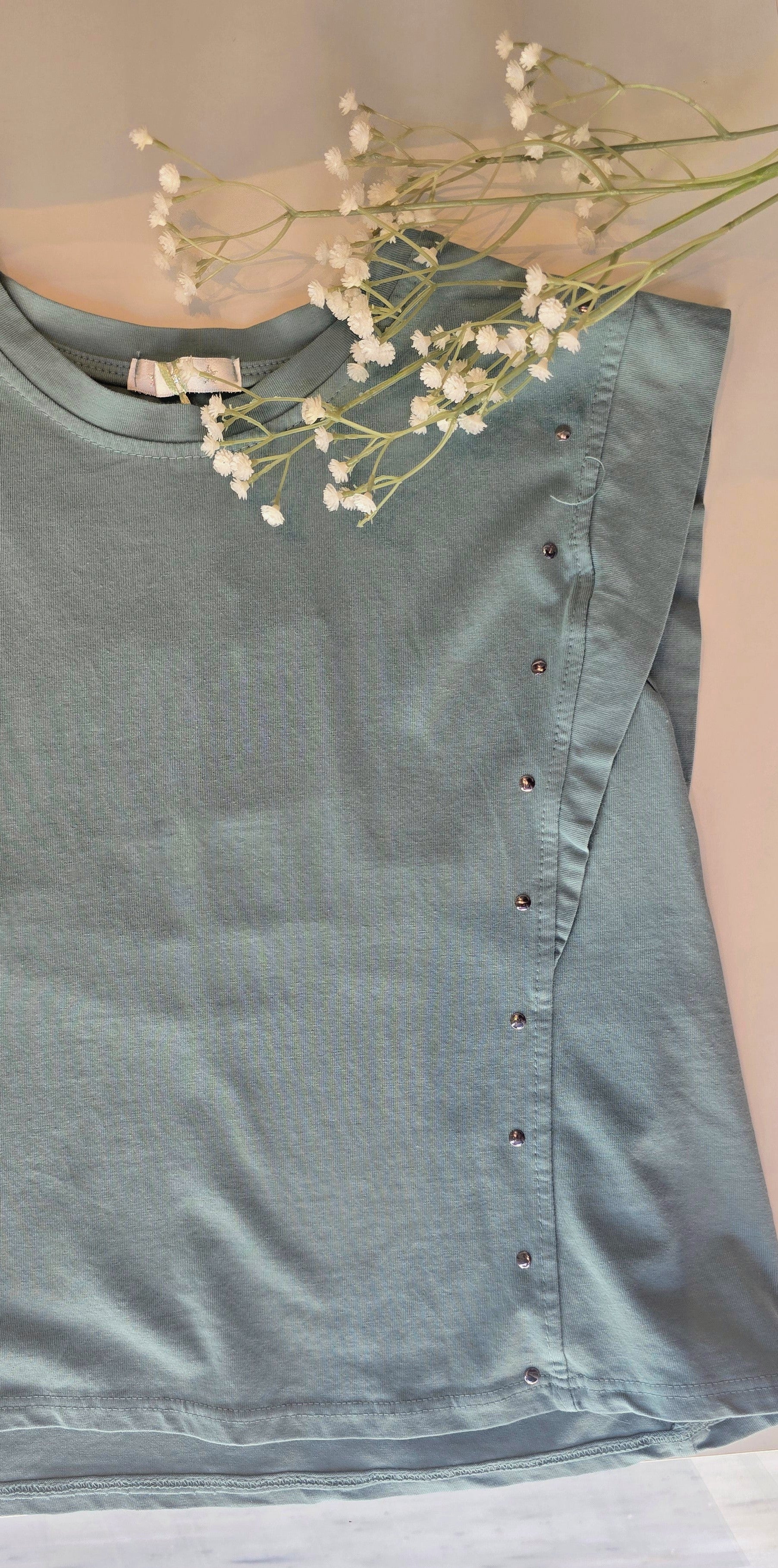 Camiseta verde petróleo claro con tachuelas