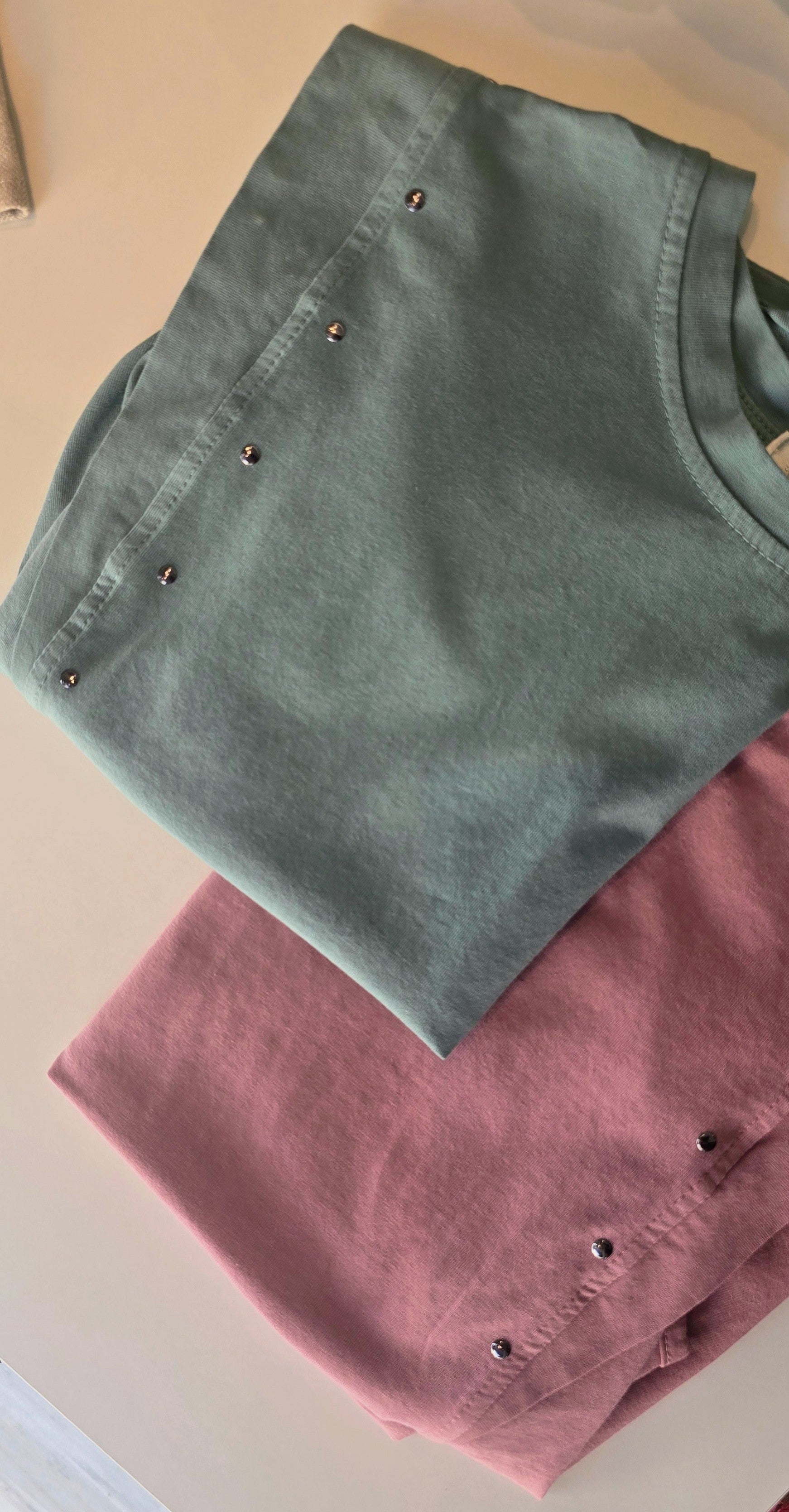 Camiseta verde petróleo claro con tachuelas